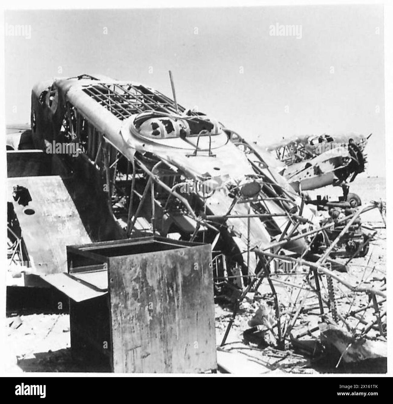 Aerei italiani abbattuti dal fuoco antiaereo dell'esercito britannico sono visti a Tobruk. Foto Stock