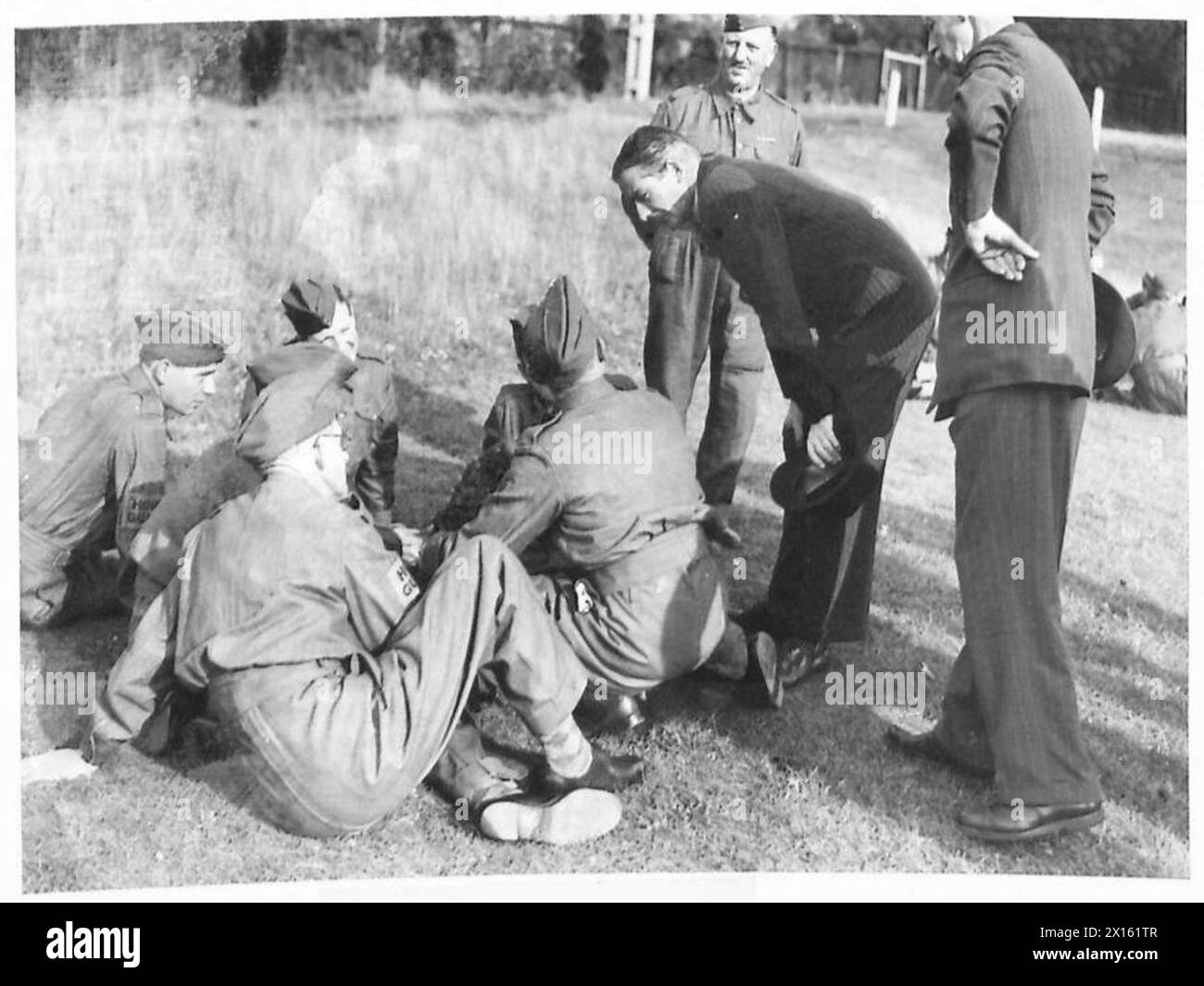 Il Segretario di Stato per la Guerra osserva un'unità della Guardia Nazionale che assembla un fucile automatico Browning. Foto Stock