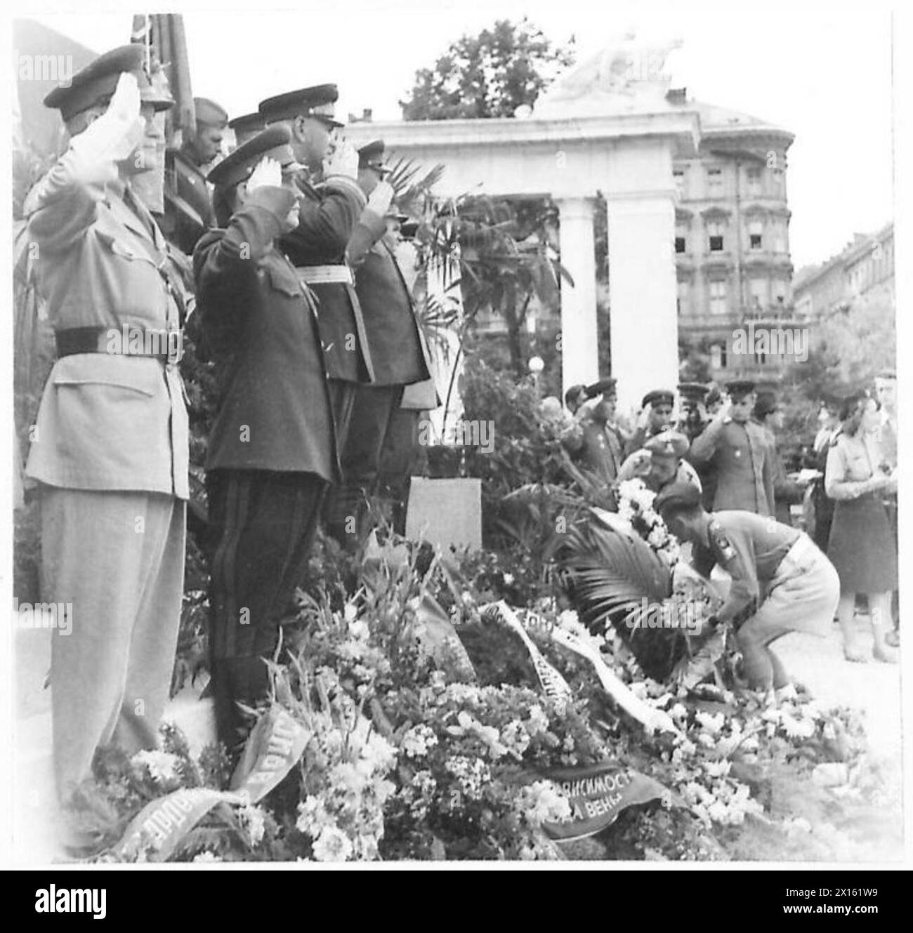 Le truppe britanniche, tra cui il brigadiere Palmer, posero una corona durante l'inaugurazione di un memoriale russo a Vienna, per commemorare i soldati caduti. Foto Stock
