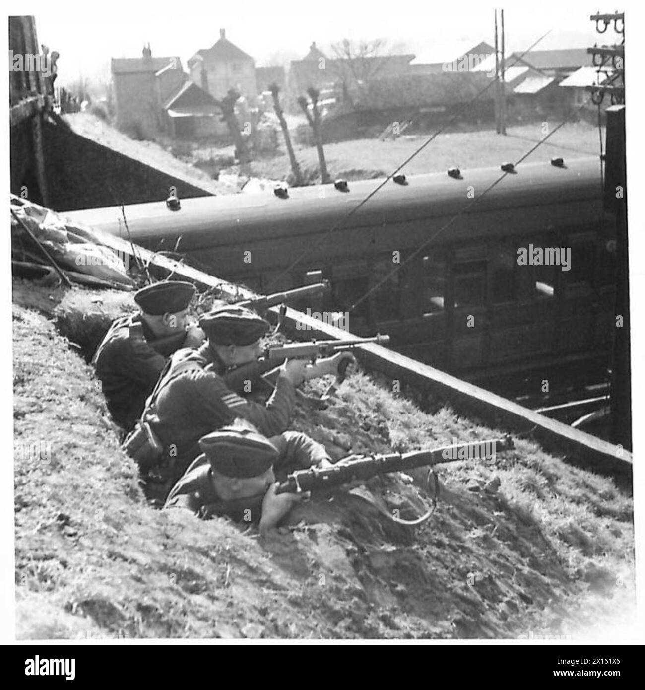 Le truppe sono di stanza in un posto che si affaccia su una ferrovia durante l'esercitazione spartana da parte dell'esercito britannico. Foto Stock