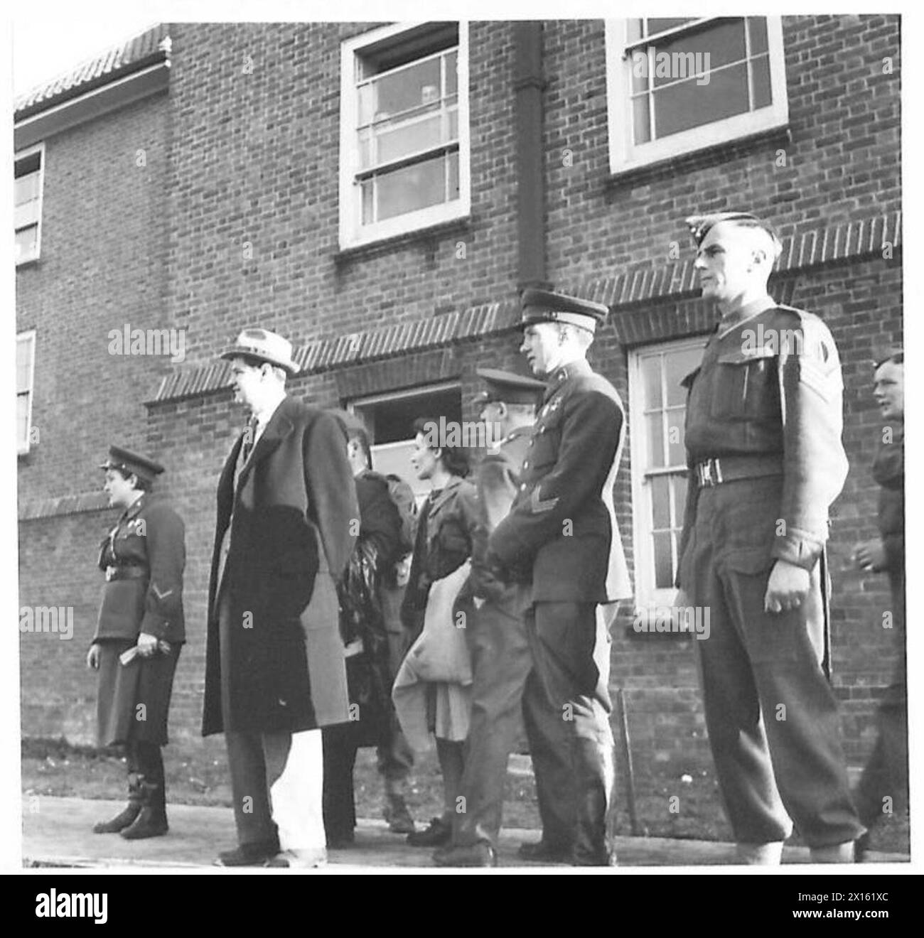 I delegati russi osservano un battaglione dell'esercito britannico che marcia nel passato durante una visita all'area di Canterbury e dover. Foto Stock