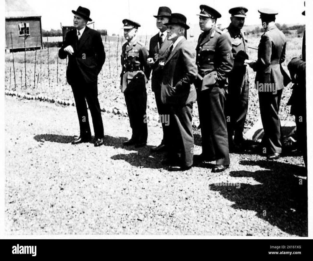 Funzionari del Ministero degli approvvigionamenti e della produzione, incluso il vice ammiraglio Sir Harold Brown, assistono a una dimostrazione antiaerea. Foto Stock