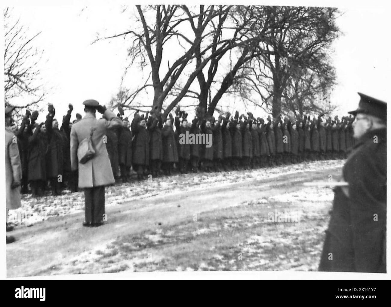 Sua Maestà il Re prende il saluto come truppe tifo durante la sua visita a Newbury, British Army. Foto Stock