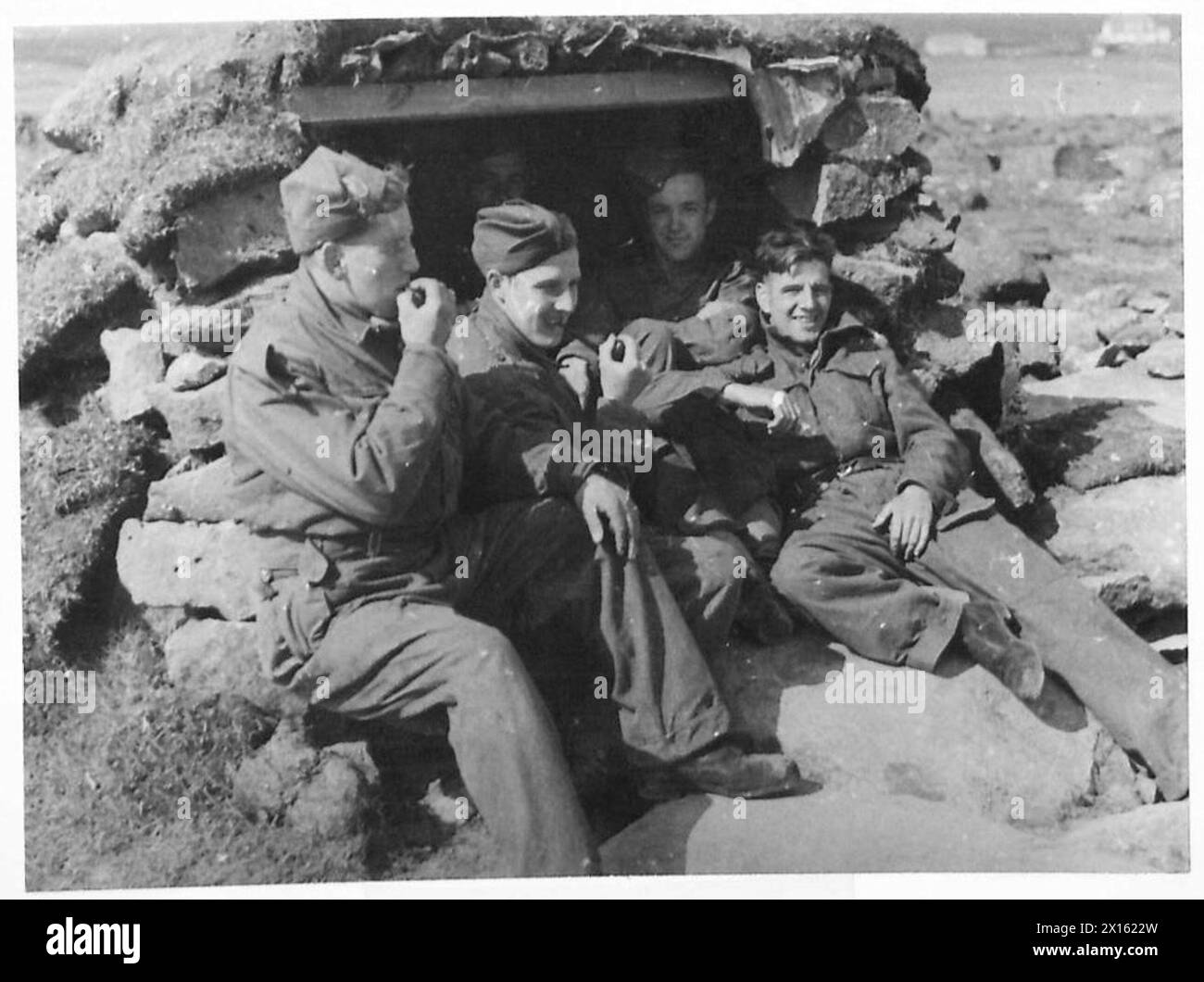 Le truppe britanniche e canadesi in Islanda si riposano e fumano durante le operazioni sul campo. Foto Stock