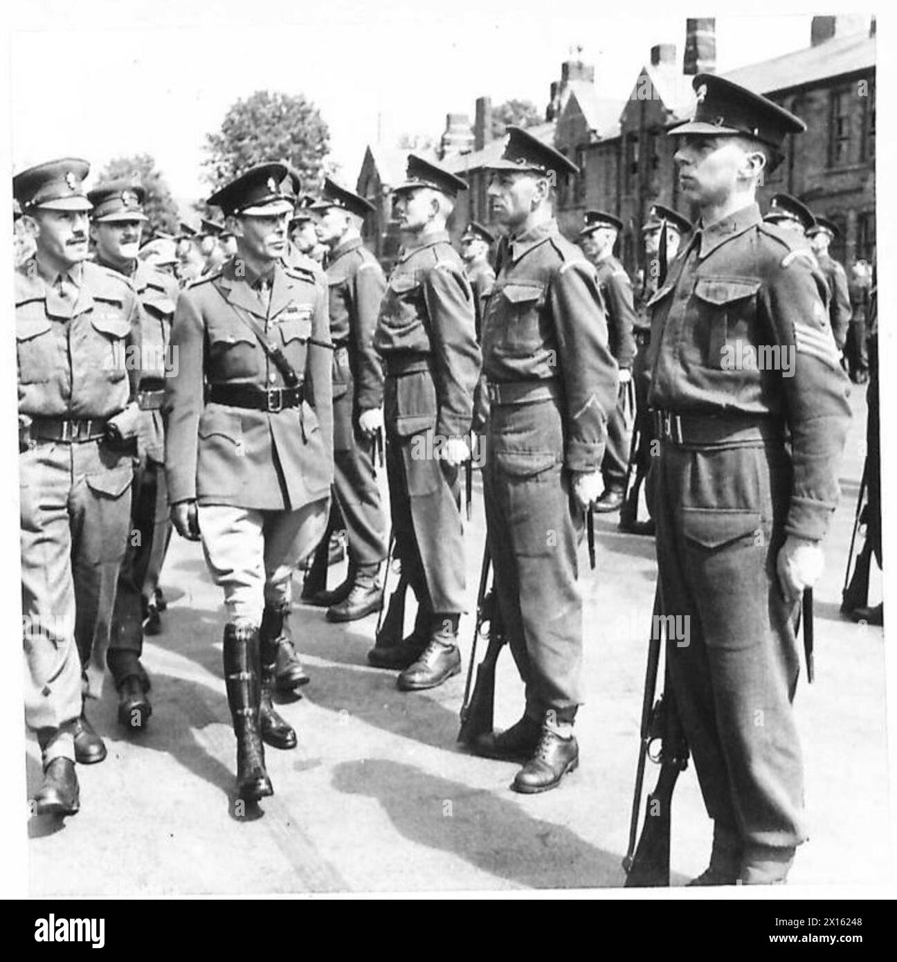 Il re ispeziona il battaglione durante la visita della principessa Elisabetta alle guardie, alla presenza del personale dell'esercito britannico. Foto Stock