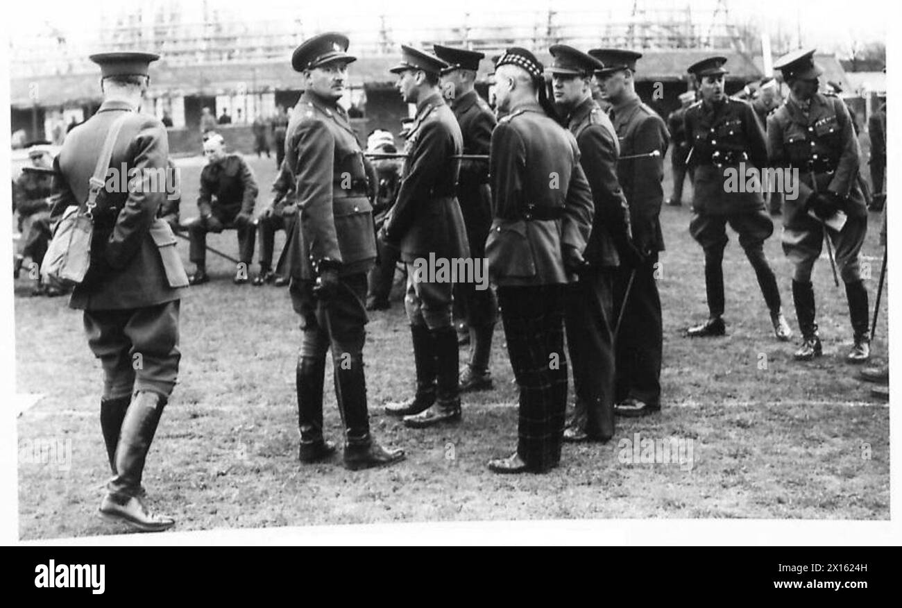 Sua Maestà il Re visita l'unità O.C.T. ad Aldershot, osservando il personale e le attività dell'esercito britannico. Foto Stock