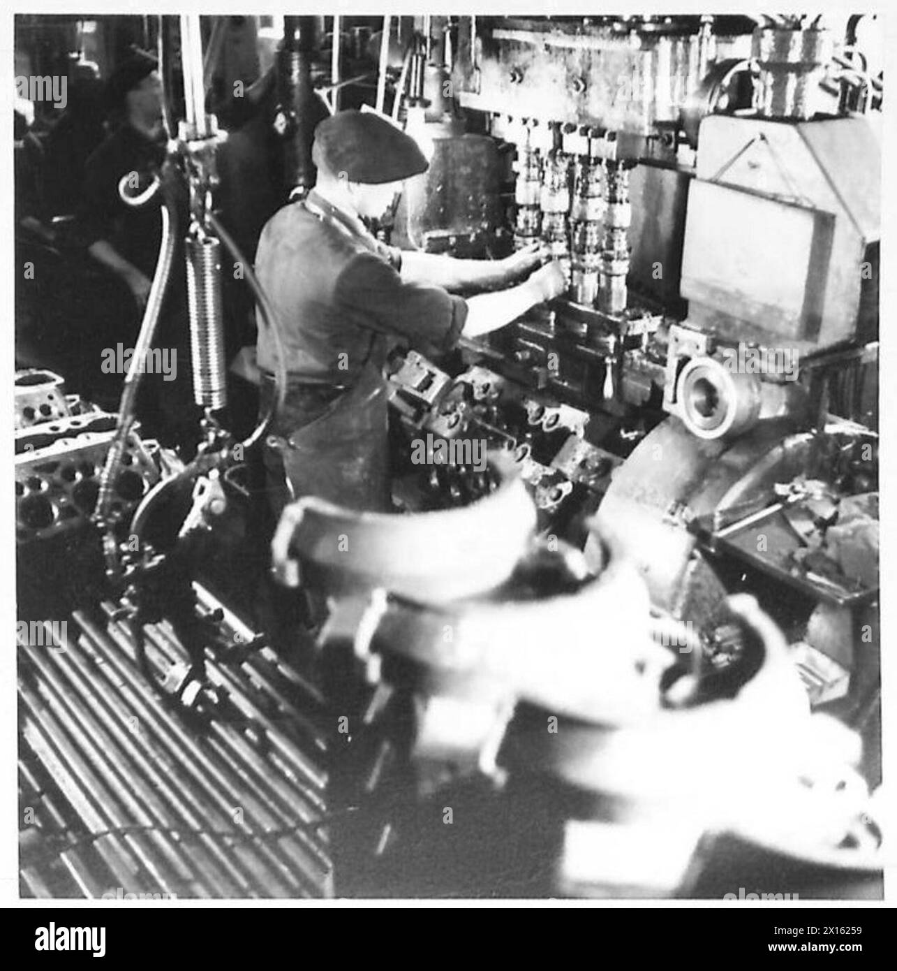 FORD LAVORA A COLONIA - la maggior parte dei macchinari è che l'impianto ha più di dieci anni e, secondo gli standard moderni, è obsoleto, ma riesce comunque a fare il suo lavoro e a mantenere in funzione la linea di produzione. Una delle macchine utilizzate per alesare i cilindri, eseguendo quattro cilindri in una completa operazione British Army of the Rhine Foto Stock