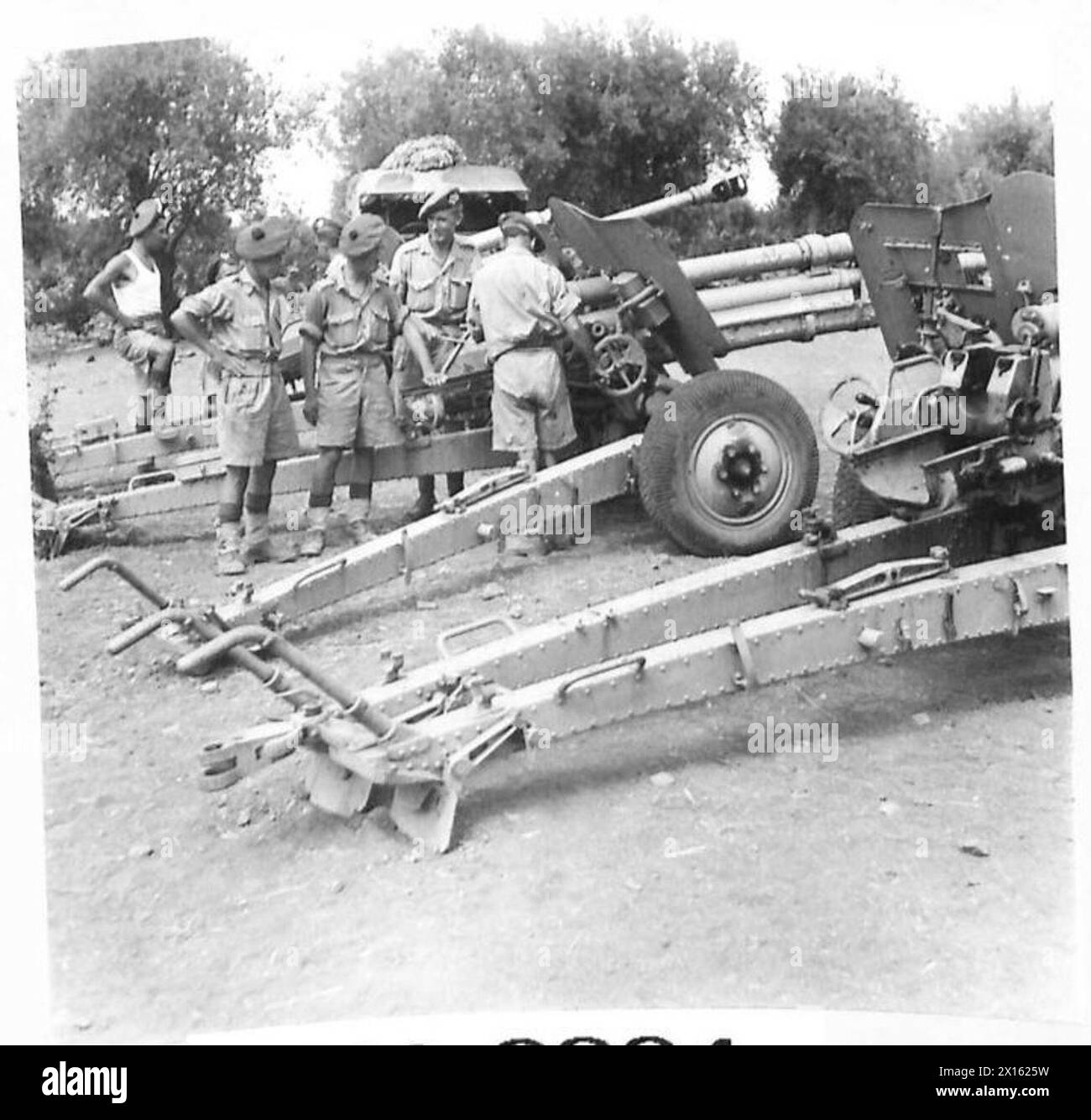 Gli uomini del 2° Cameroniano esaminano tre cannoni russi catturati nei pressi di Paterno in Sicilia, British Army. Foto Stock