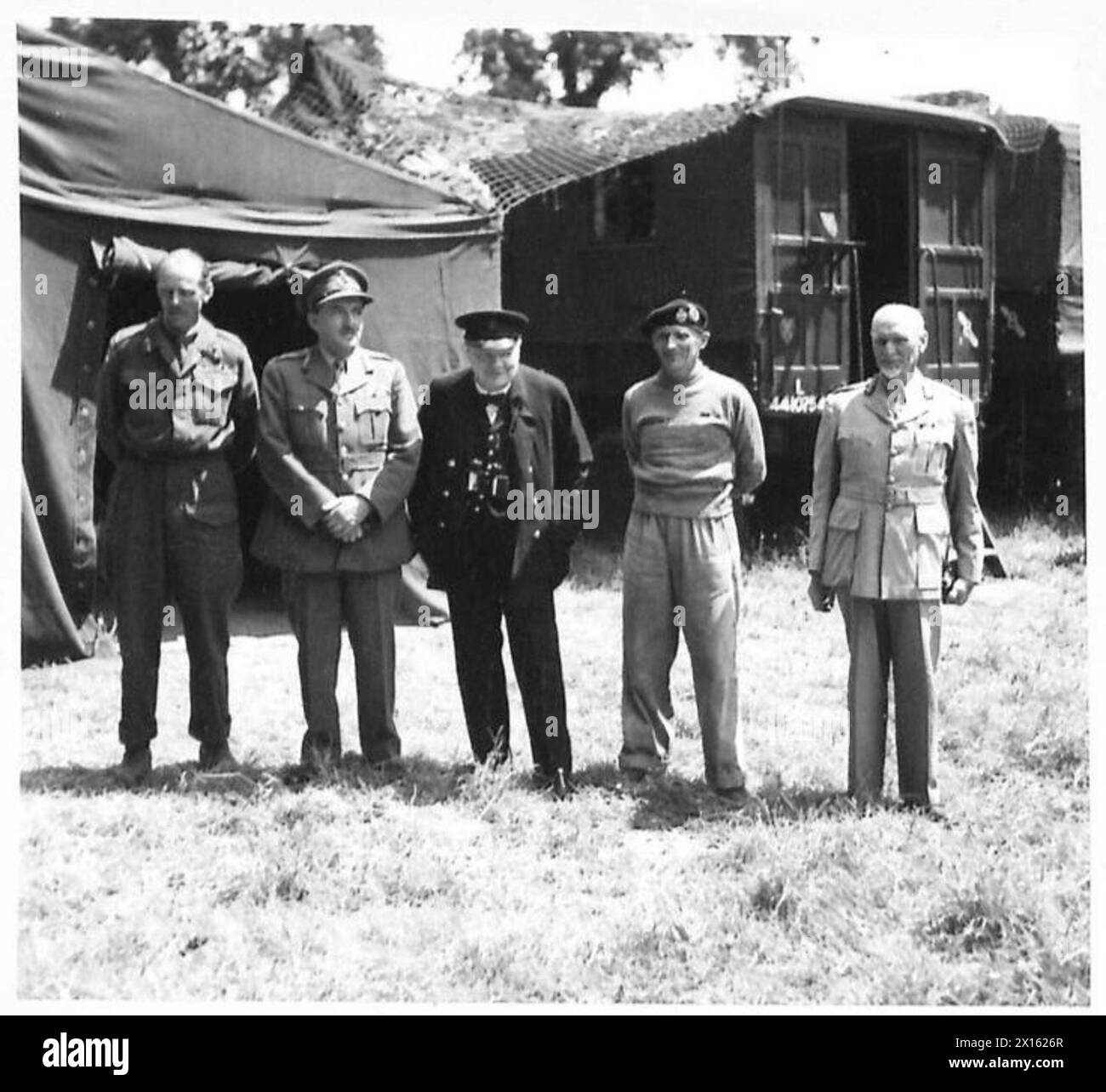 Il 12 giugno 1944, il primo ministro Winston Churchill visitò la Normandia, incontrando il generale Sir Bernard Montgomery, il tenente generale Sir Miles Dempsey, il feldmaresciallo Sir Alan Brooke e il feldmaresciallo Jan Smuts al quartier generale tattico di Montgomery. La visita ha avuto luogo durante i preparativi per le operazioni alleate dopo il D-Day. Foto Stock