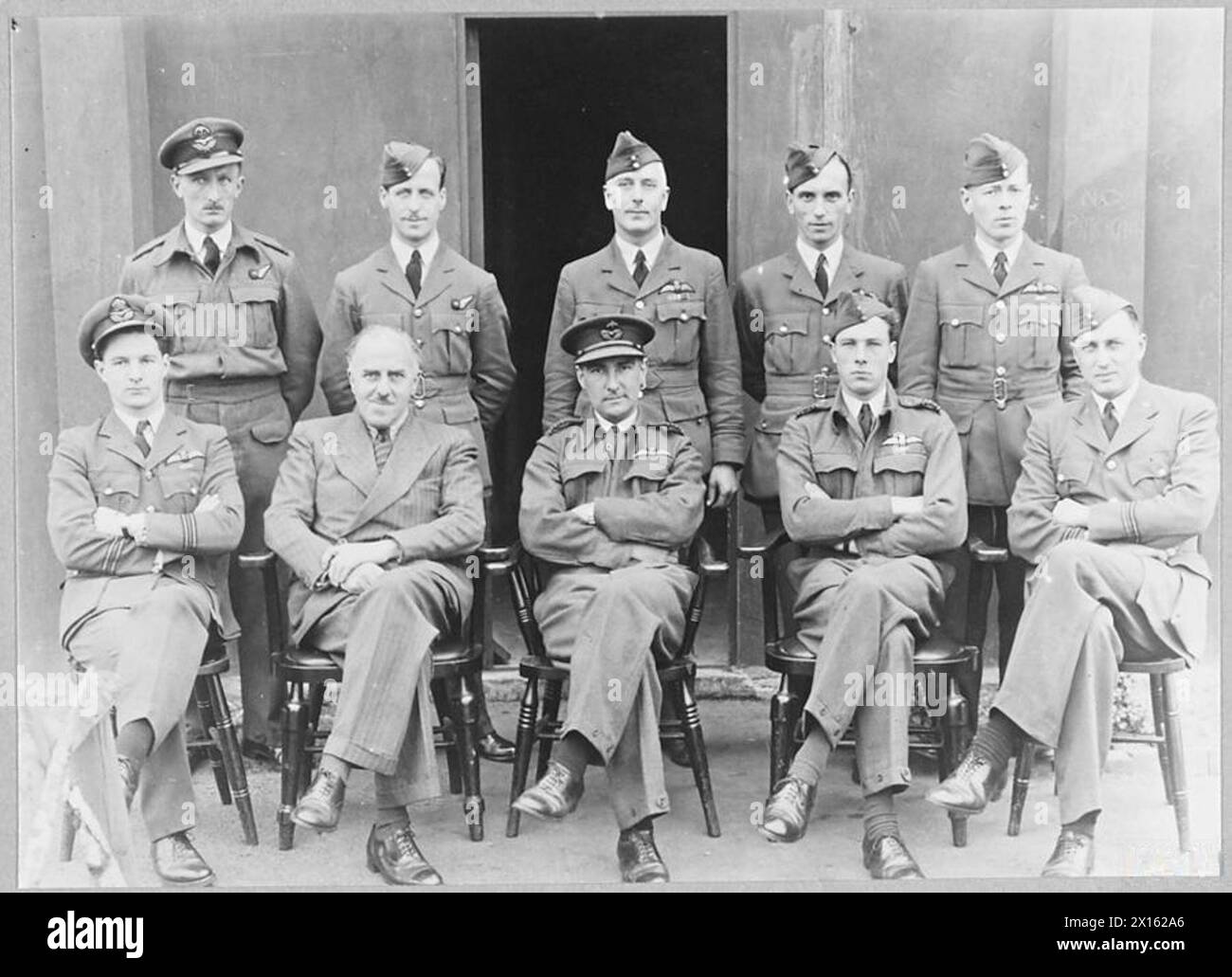 STRAITS SETTLEMENTS SQUADRON - Uno squadrone di aerei sottoscritti dagli insediamenti dello stretto, è ora in funzione il R.A.F. Bomber Command. Spettacoli fotografici - il Wing Commander, comandante dello squadrone e dei piloti dello Straits Settlements Squadron. Fila superiore - sinistra ro destra - F/o D.S. Mims; F/LT.Truman; F/LT.C.E.Rolfe; P/o W.G.Noble; F/o H.S.Blakeman DFM; riga inferiore - da sinistra a destra - F/LT. C.P.D.Price DFC; Capt.L.D.Gammans deputato che era in visita allo squadrone quando è stata scattata la foto - stava presentando l'Association of British Malay; W/CDR.D.F.Balsdon, S/LDR.J.S.Sherwood DFC; e F/LT. Ciao Foto Stock