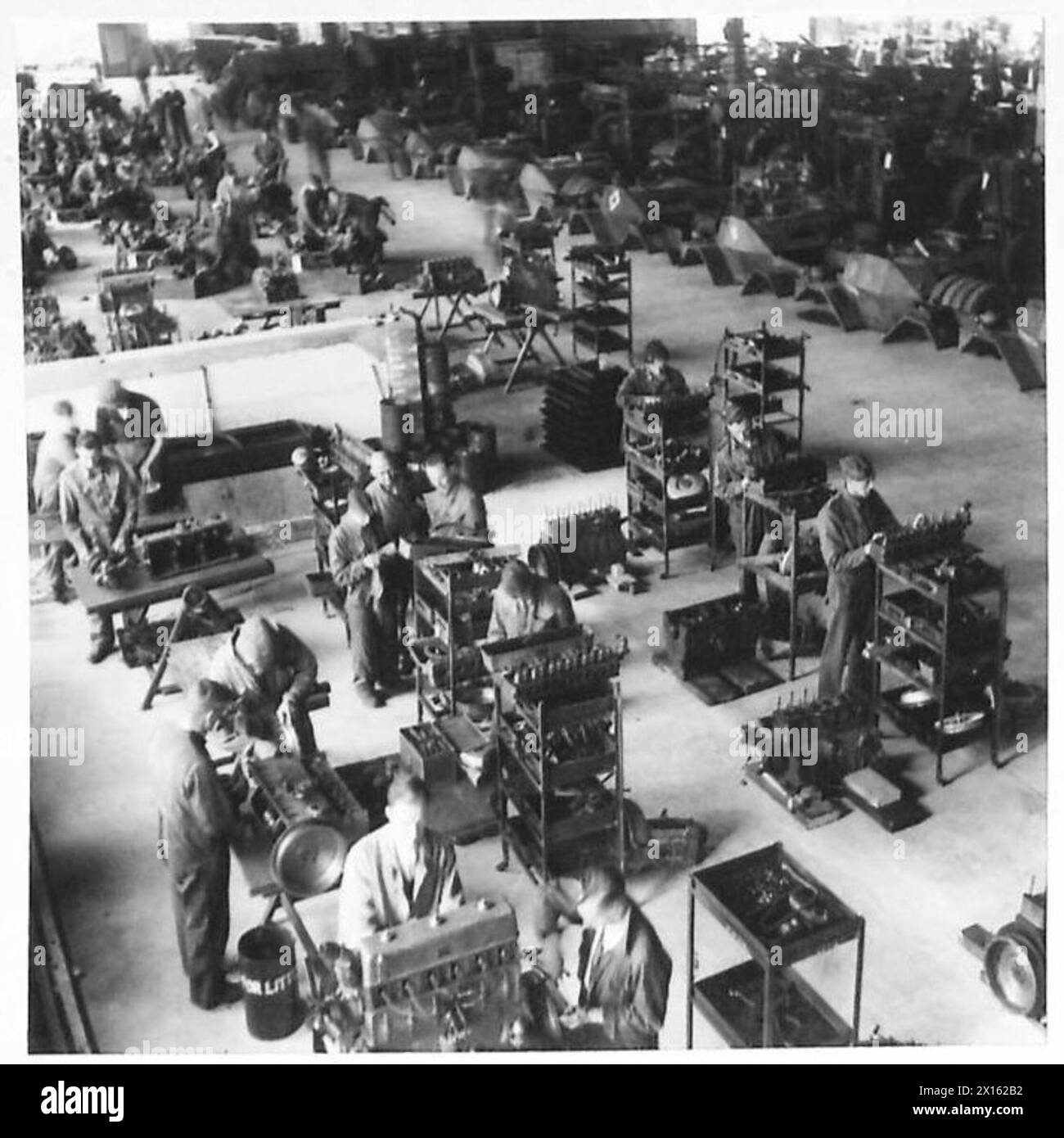 GLI INGEGNERI ELETTRICI E MECCANICI REALI AL LAVORO - Una vista generale dell'interno di una delle officine - l'officina di assemblaggio motori British Army Foto Stock