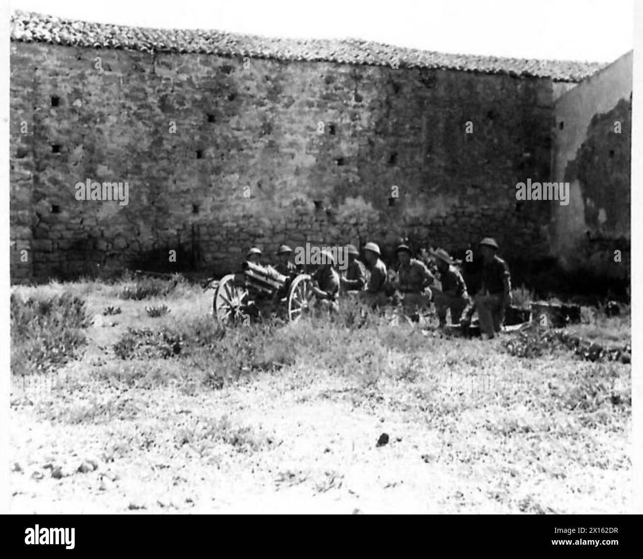 Un Howitzer da 3,7 pollici di 64 batterie, 165 Field Regiment R.A., fu sbarcato durante l'assalto di Suez-Sicilia, rapidamente assemblato e distrutto una batteria di difesa costiera a 2.900 metri. Foto Stock