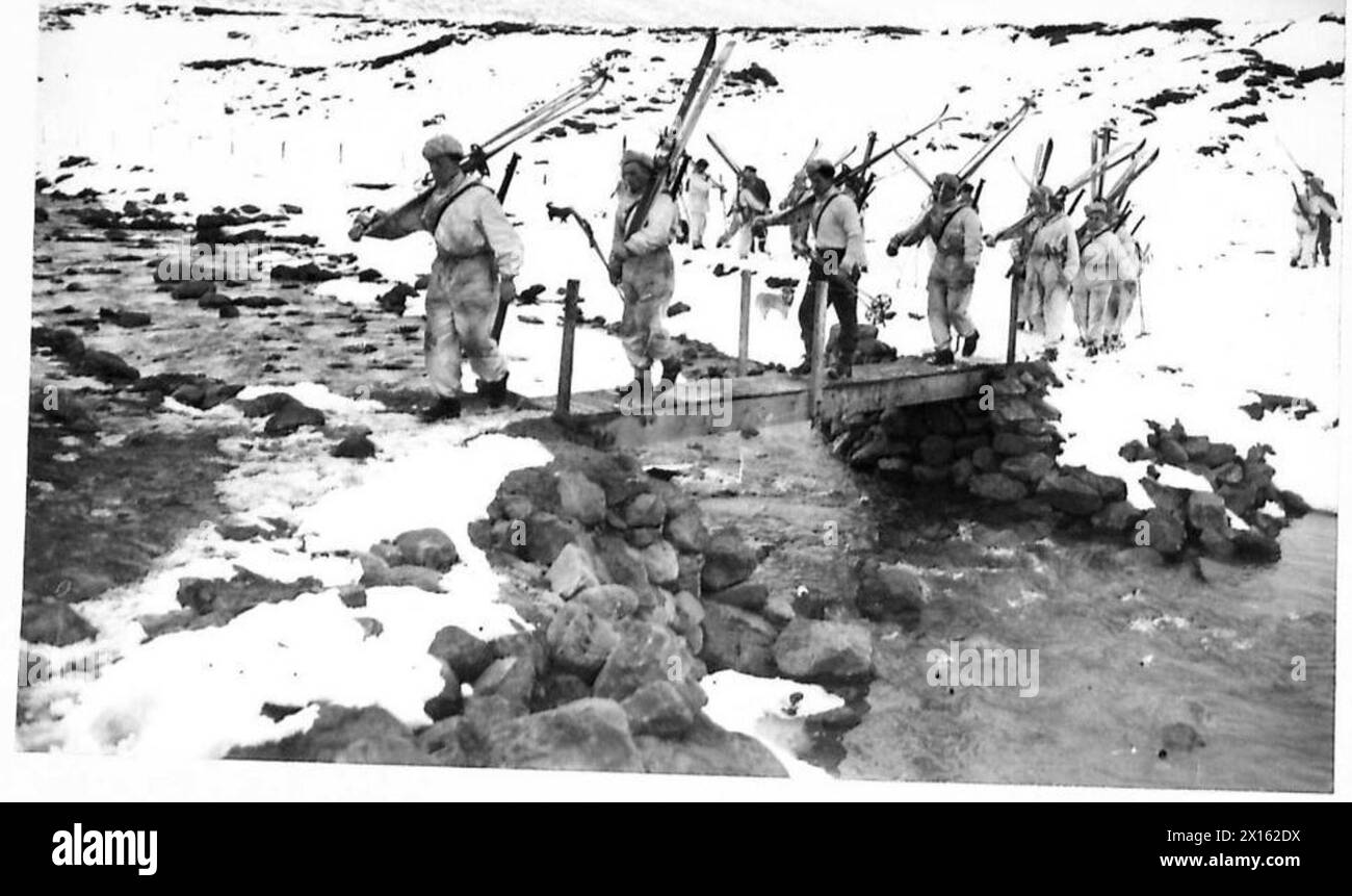 Le truppe britanniche tornano al campo in Islanda dopo aver completato una pattuglia di sci a Budereyi. Foto Stock