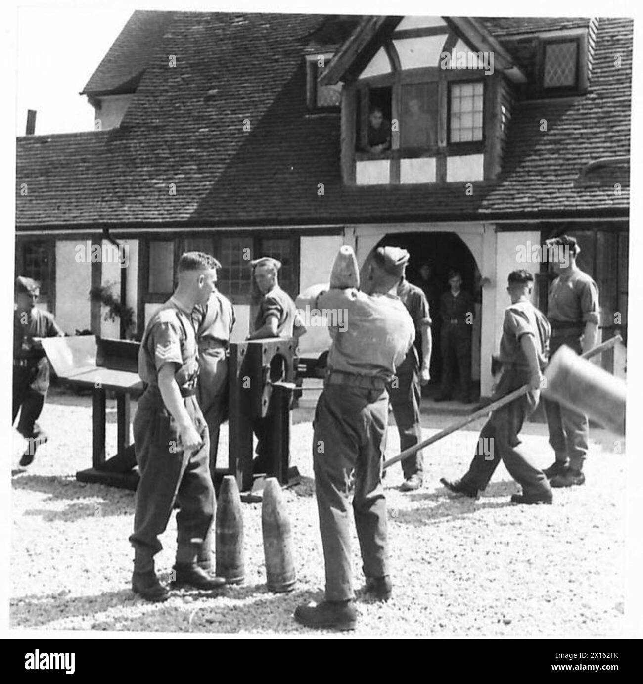 Il personale delle batterie di difesa costiera si allena su un caricatore fittizio per esercitarsi a caricare e sparare armi, gareggiando per l'efficienza. Foto Stock