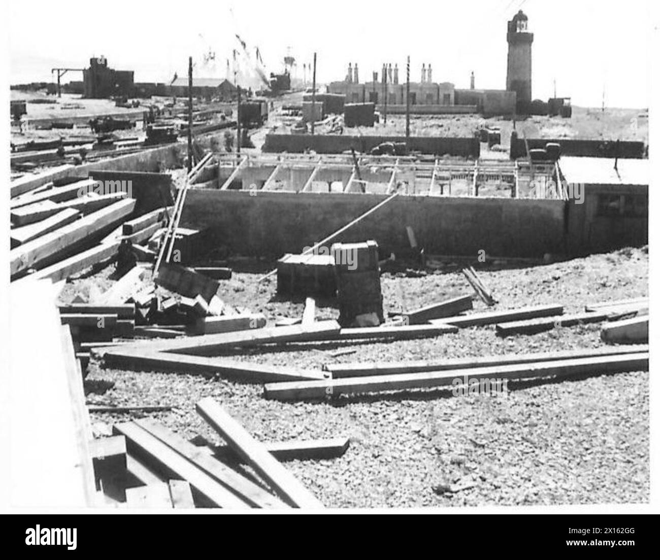 Lavori di costruzione al porto di Loch Ryan che mostrano gru, strutture portuali e personale impegnato nella costruzione di strutture per la logistica militare e le operazioni navali. Foto Stock