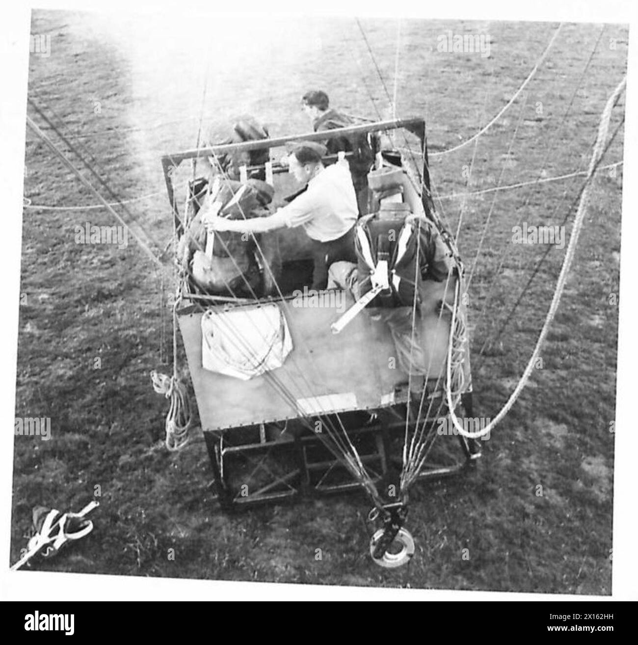 Le reclute di paracadutisti iniziano l'allenamento lasciando il terreno per la prima volta in auto con un pallone statico per l'addestramento. Foto Stock