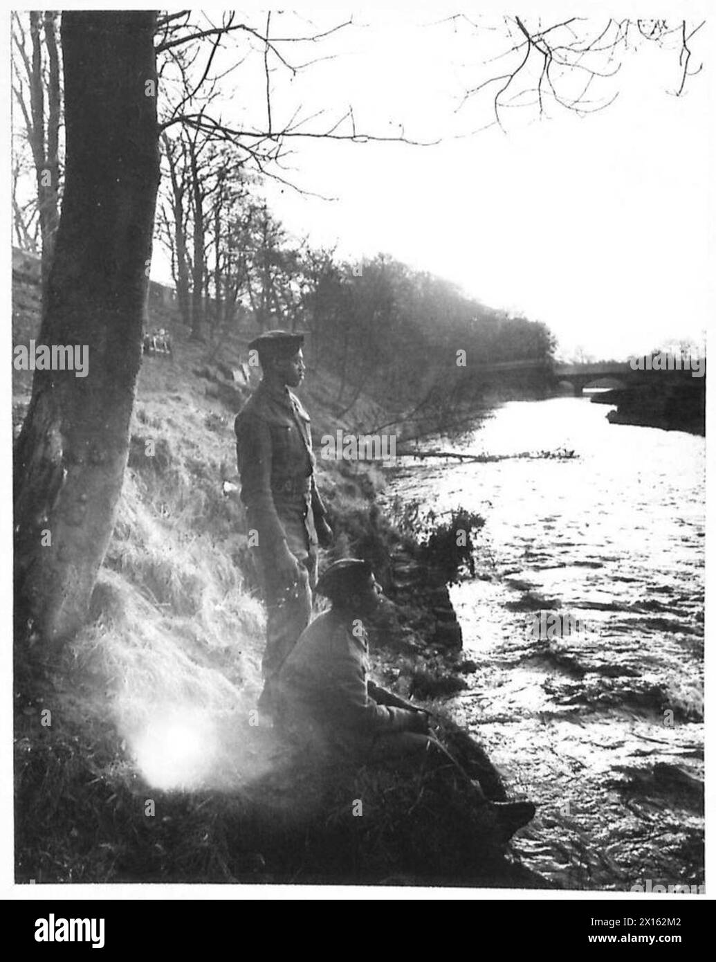 I sappers Bullock e Richards, truppe coloniali, si trovano accanto a un fiume durante le ore fuori servizio sotto il servizio dell'esercito britannico. Foto Stock