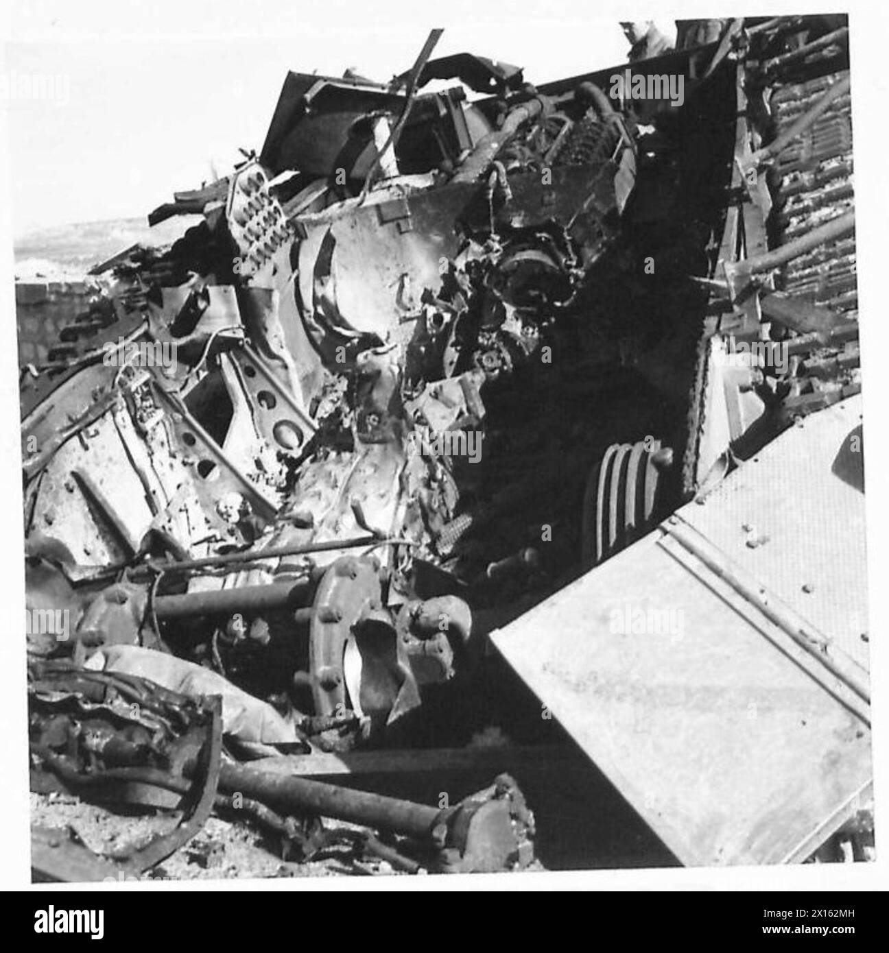 Un veicolo tedesco Mk 2 viene distrutto da una squadra di demolizione del Royal Engineer durante la battaglia per il Kasserine Gap che coinvolge truppe britanniche e americane. Foto Stock