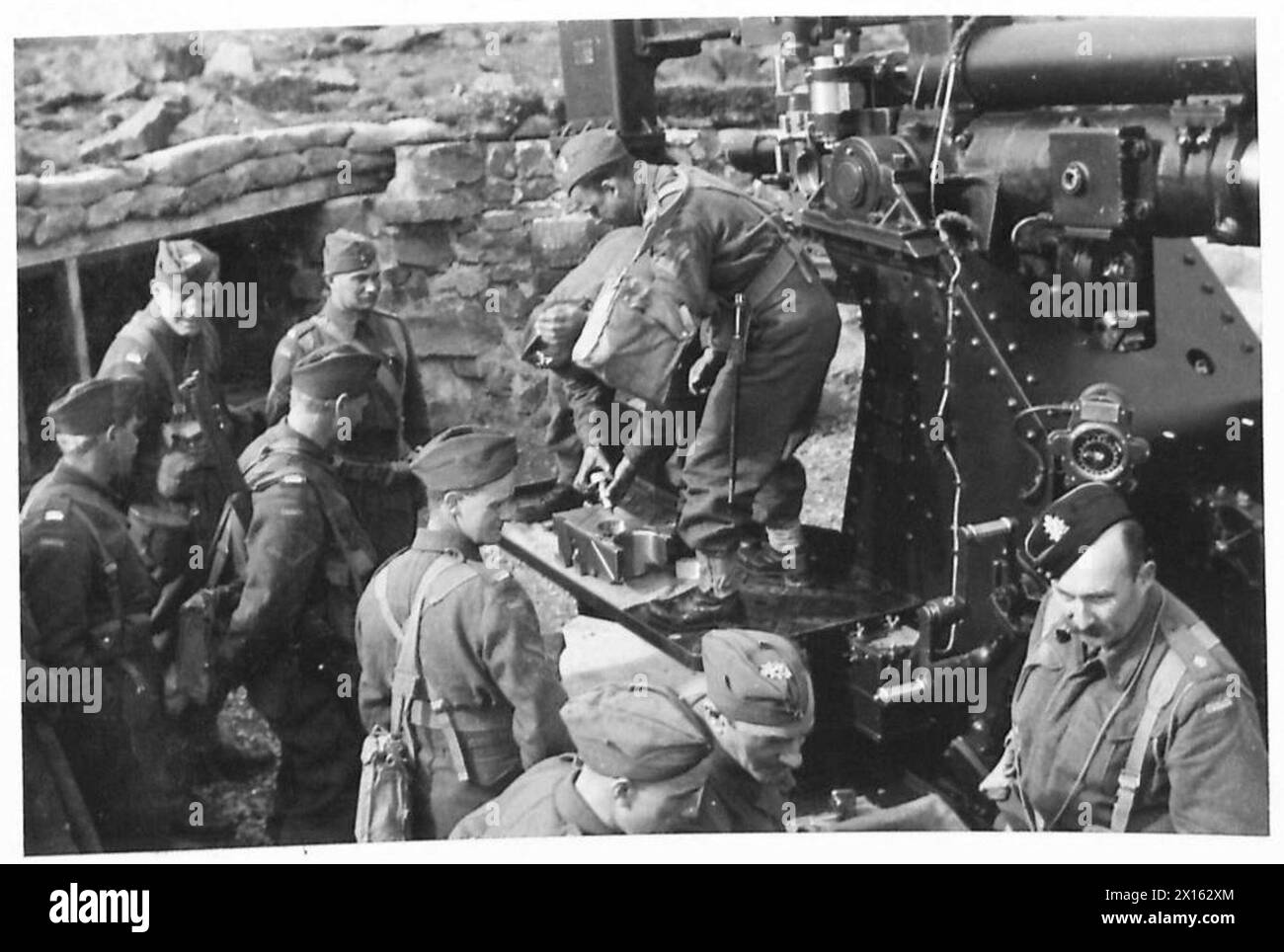 Le truppe britanniche e canadesi gestiscono una batteria antiaerea fuori Reykjavik, Islanda, con canadesi che lavorano su un cannone, British Army. Foto Stock