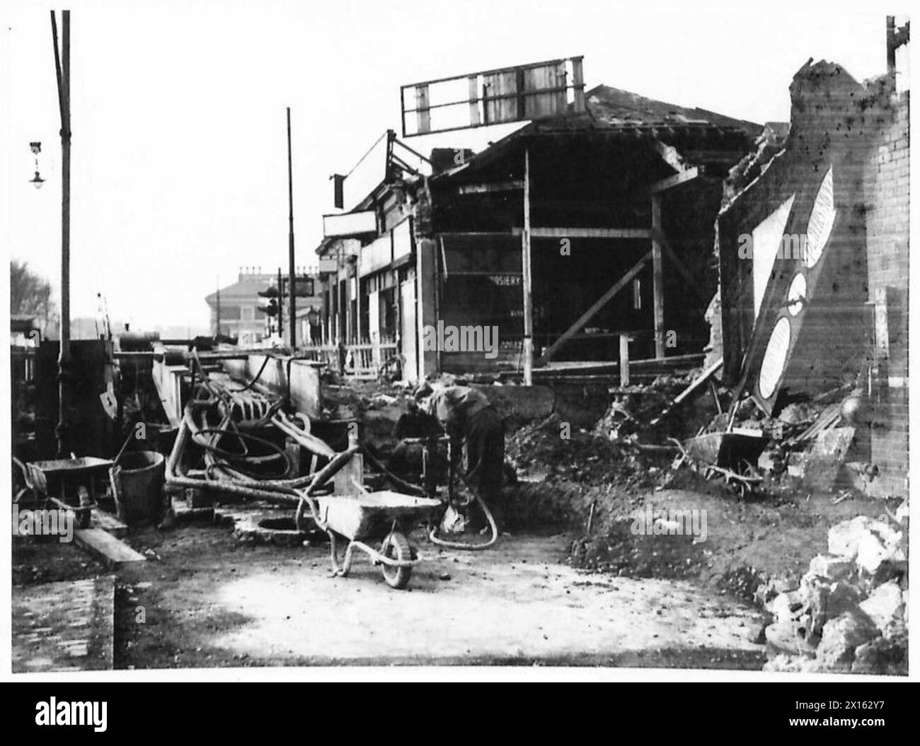 Le bombe nemiche hanno causato danni ai ponti, influenzando i trasporti e le infrastrutture per l'esercito britannico. Foto Stock