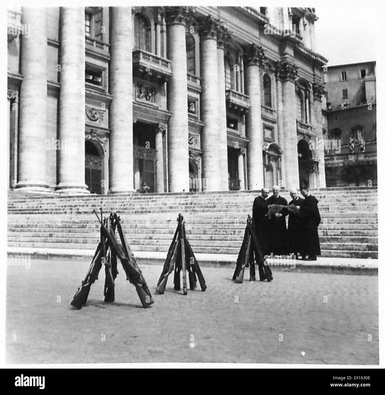 Le truppe che visitano la chiesa di San Pietro a Roma lasciano fucili e carabine impilati nel cortile. Foto Stock