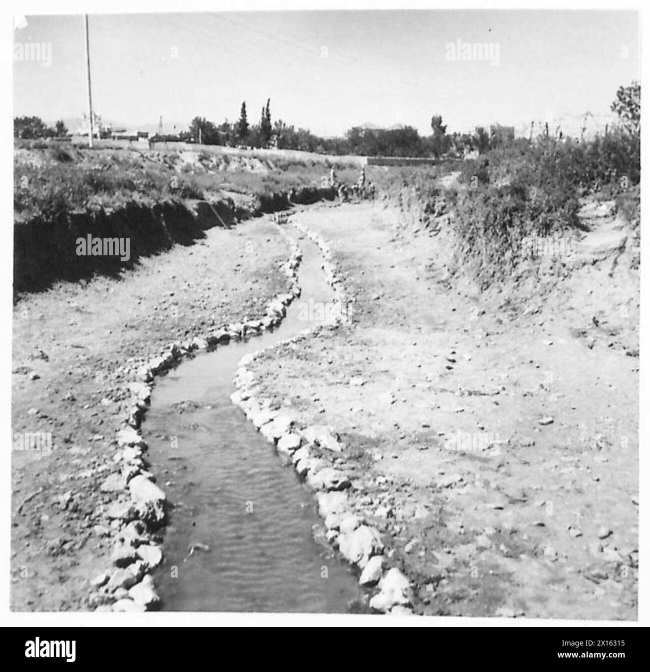 Una sezione di un torrente canalizzato in Grecia come parte del lavoro anti-malarico condotto dall'esercito britannico per ridurre l'allevamento di zanzare e controllare la malaria. Foto Stock