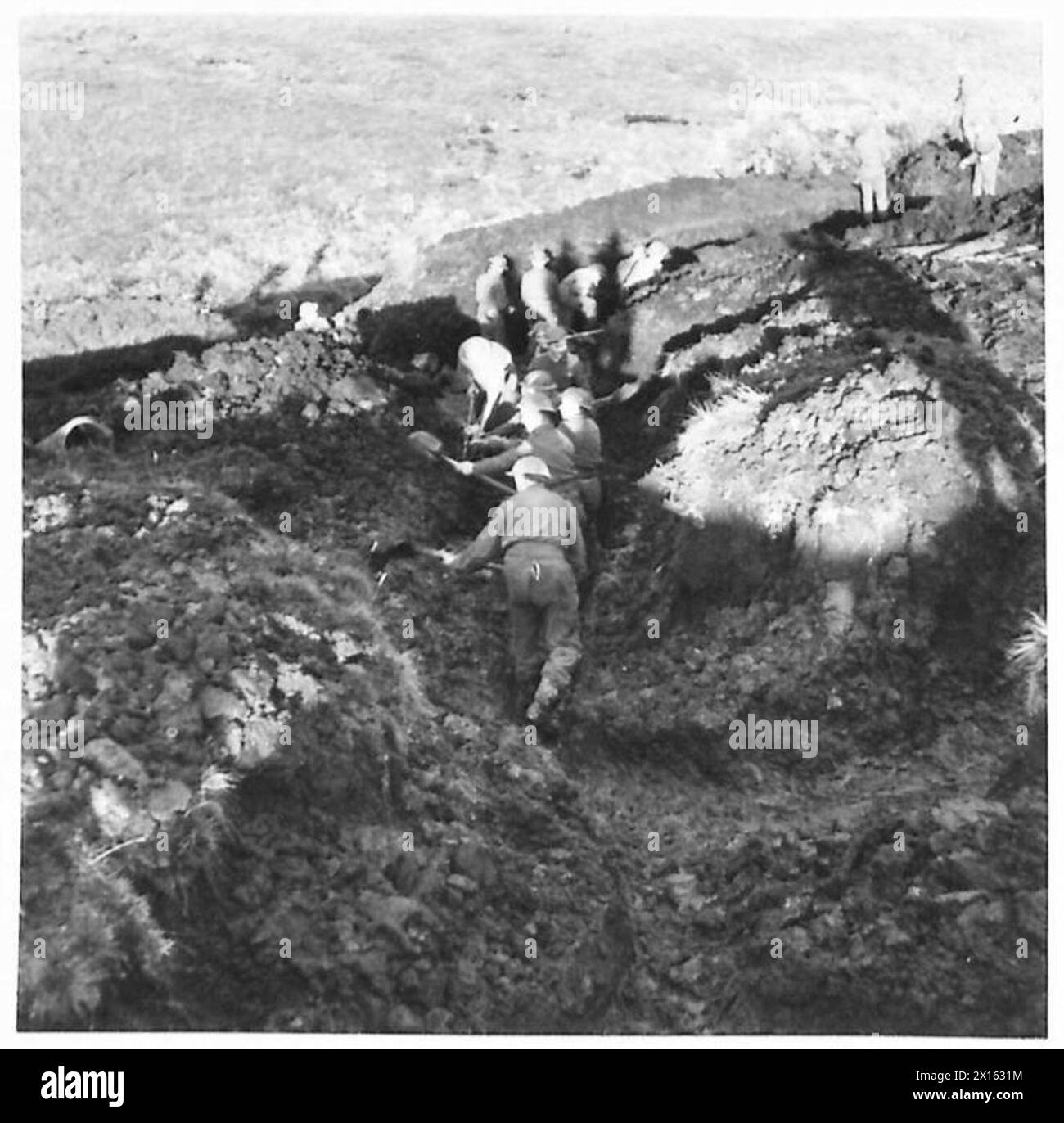 I Royal Engineers costruiscono una nuova strada attraverso le Sperrins, Irlanda del Nord, spalando la terra dal drenaggio ai banchi. Foto Stock