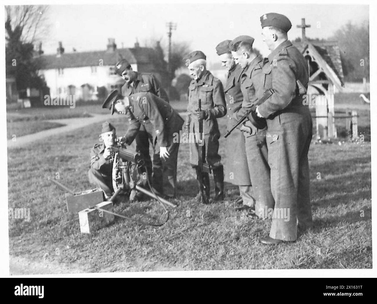 HOME GUARD : NEW WEAPONS - istruzioni nella pistola Vickers da parte di un normale Sergente maggiore istruttore British Army Foto Stock