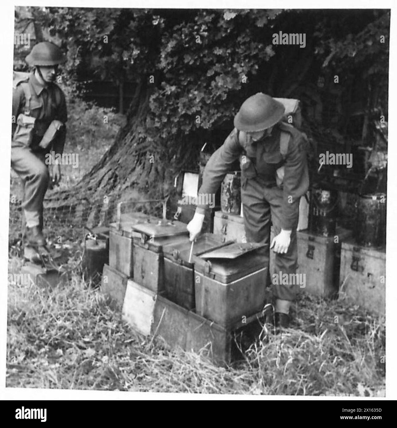 Le truppe delle guardie scozzesi preparano i pasti in una cucina da campo di battaglione Foto Stock