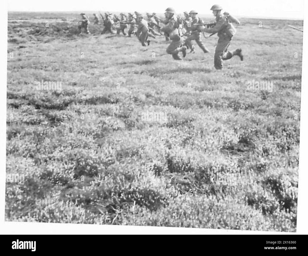 Un'ESERCITAZIONE DI BRUGHIERA AL COMANDO DEL NORD - Fanteria che attacca un fossato rivestito di heather dell'esercito britannico Foto Stock