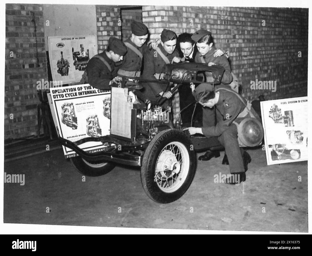 I giovani cadetti ricevono istruzione sui motori come parte dell'addestramento per la meccanizzazione dell'esercito britannico. Foto Stock