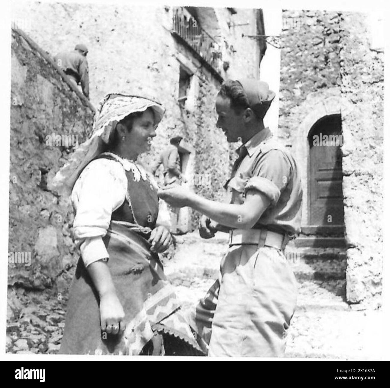'SHANGRI LAa' - DVR. Cook è interessato ai souvenir, ma questa giovane signora italiana è piuttosto riluttante a separarsi dal suo ciondolo British Army Foto Stock