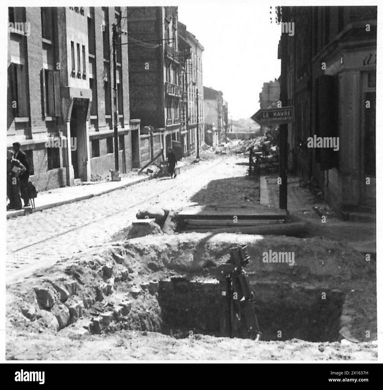 Una posizione di cannoni antiaerei tedeschi è osservata in Rue Guillemare, le Havre, durante le operazioni dell'esercito britannico del 21st Army Group. Foto Stock