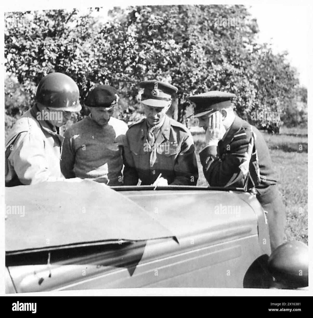 I generali Omar Bradley, Montgomery, Dempsey e il maresciallo Leigh-Mallory si incontrano durante una conferenza per pianificare le operazioni per sconfiggere la Germania. Foto Stock