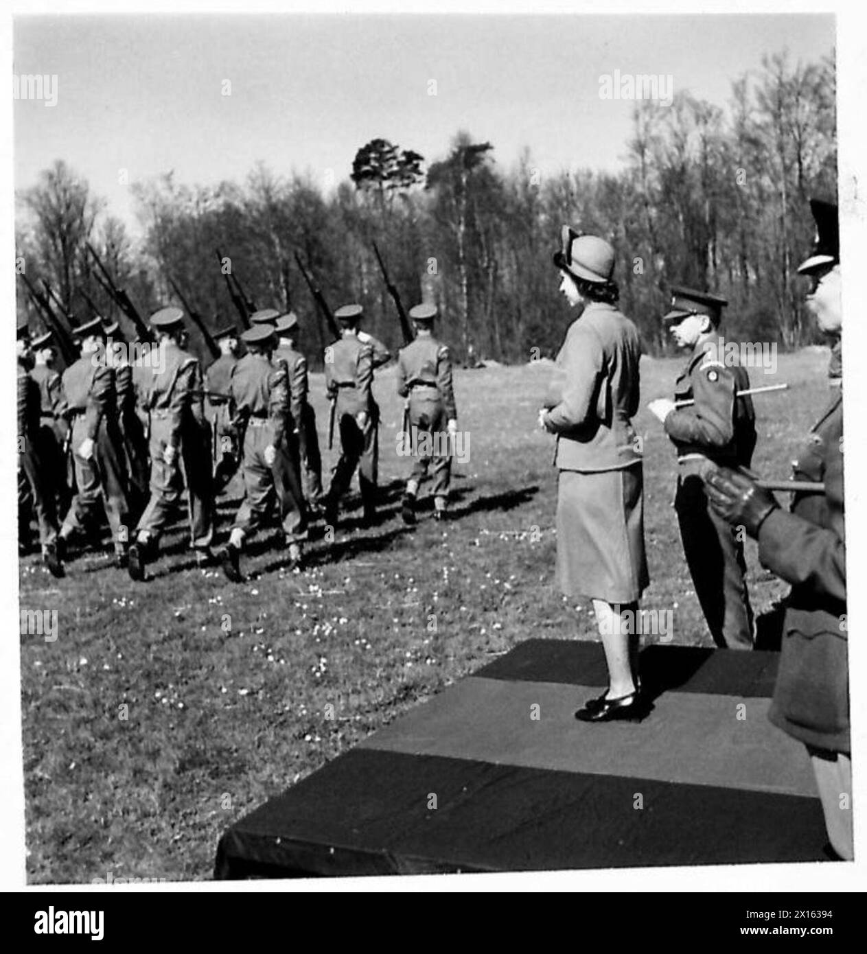 La principessa Elisabetta ispeziona un battaglione blindato della Guardia mentre le truppe marciano oltre il loro colonnello e prendono il saluto durante una parata militare. Foto Stock