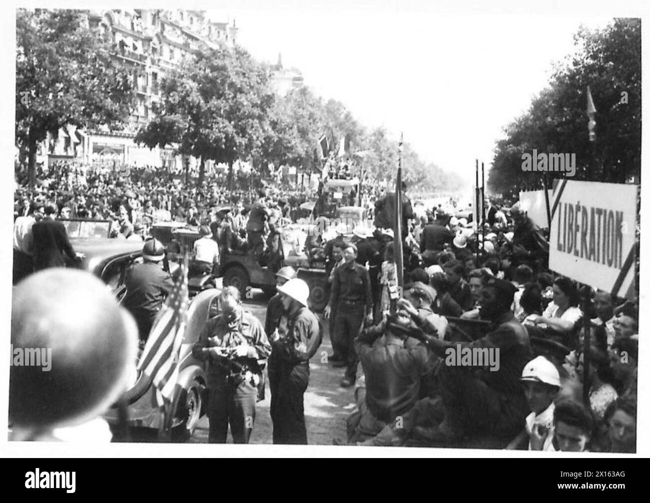 I cittadini di Parigi celebrano la liberazione della città con il generale de Gaulle presente, segnando il ripristino della vita normale, British Army, 21st Army Group. Foto Stock