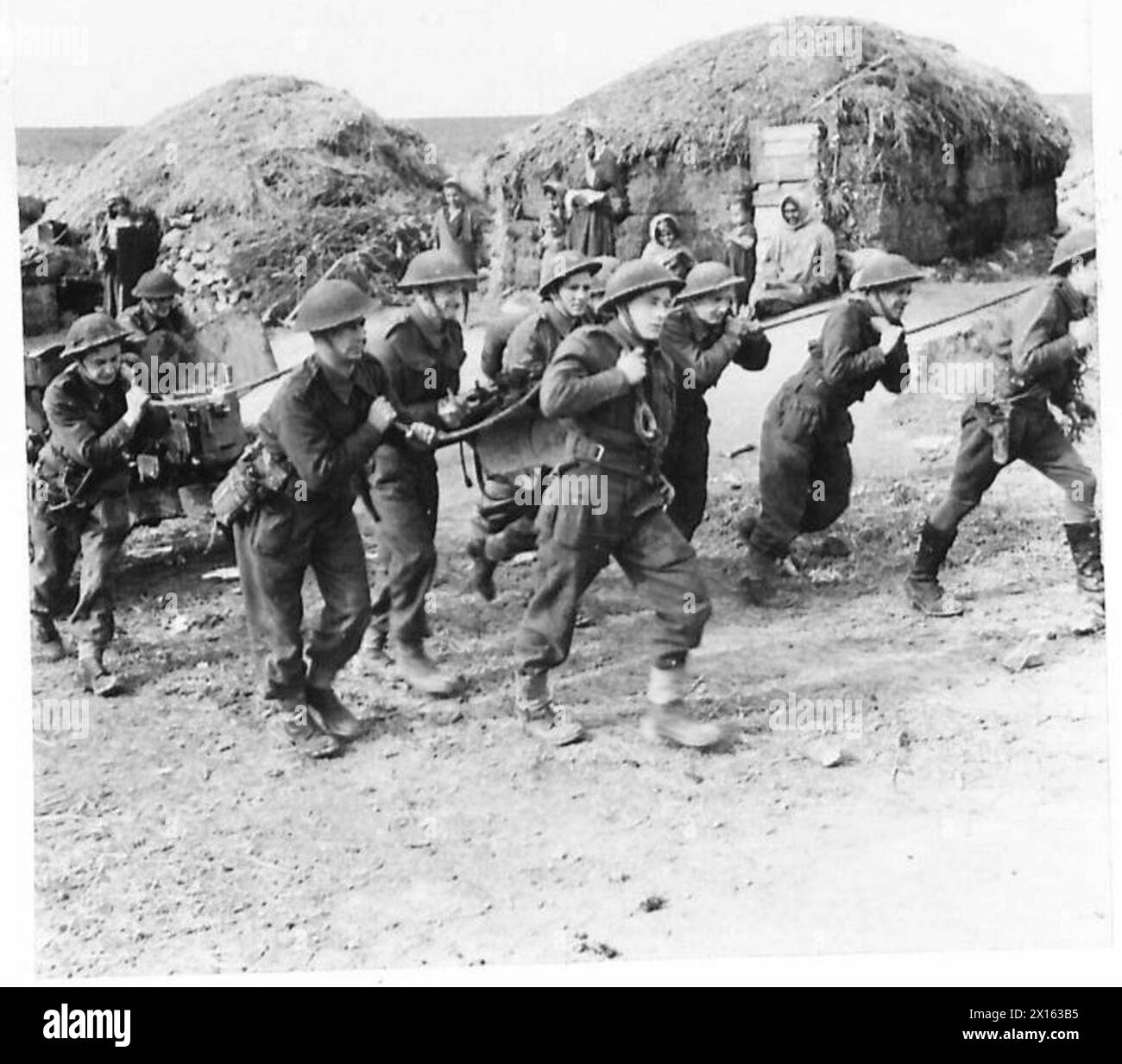 L'equipaggio della 255th Battery, Royal Artillery, manovra un cannone anticarro da sei libbre sul lato della montagna che si affaccia su Medjez el Bab sulla strada per Tebourba il 31 dicembre 1942. Foto Stock