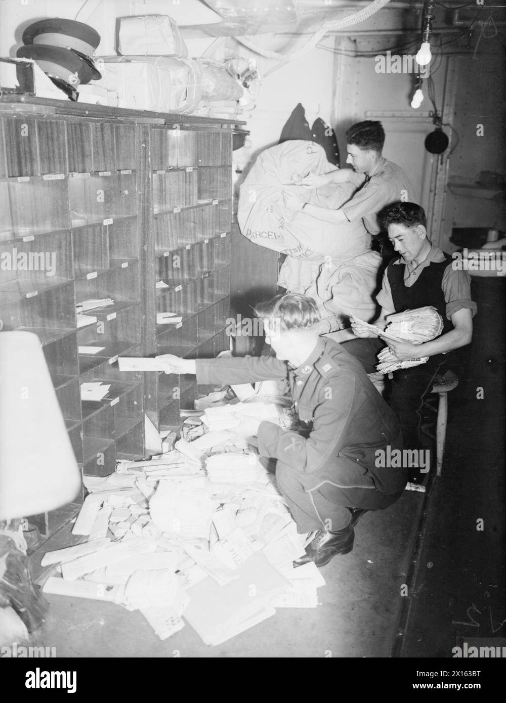 Nel 1940 a bordo della HMS Rodney, Three Marines ordinò 700 lettere e pacchi nell'ufficio postale della nave da battaglia britannica. Foto Stock