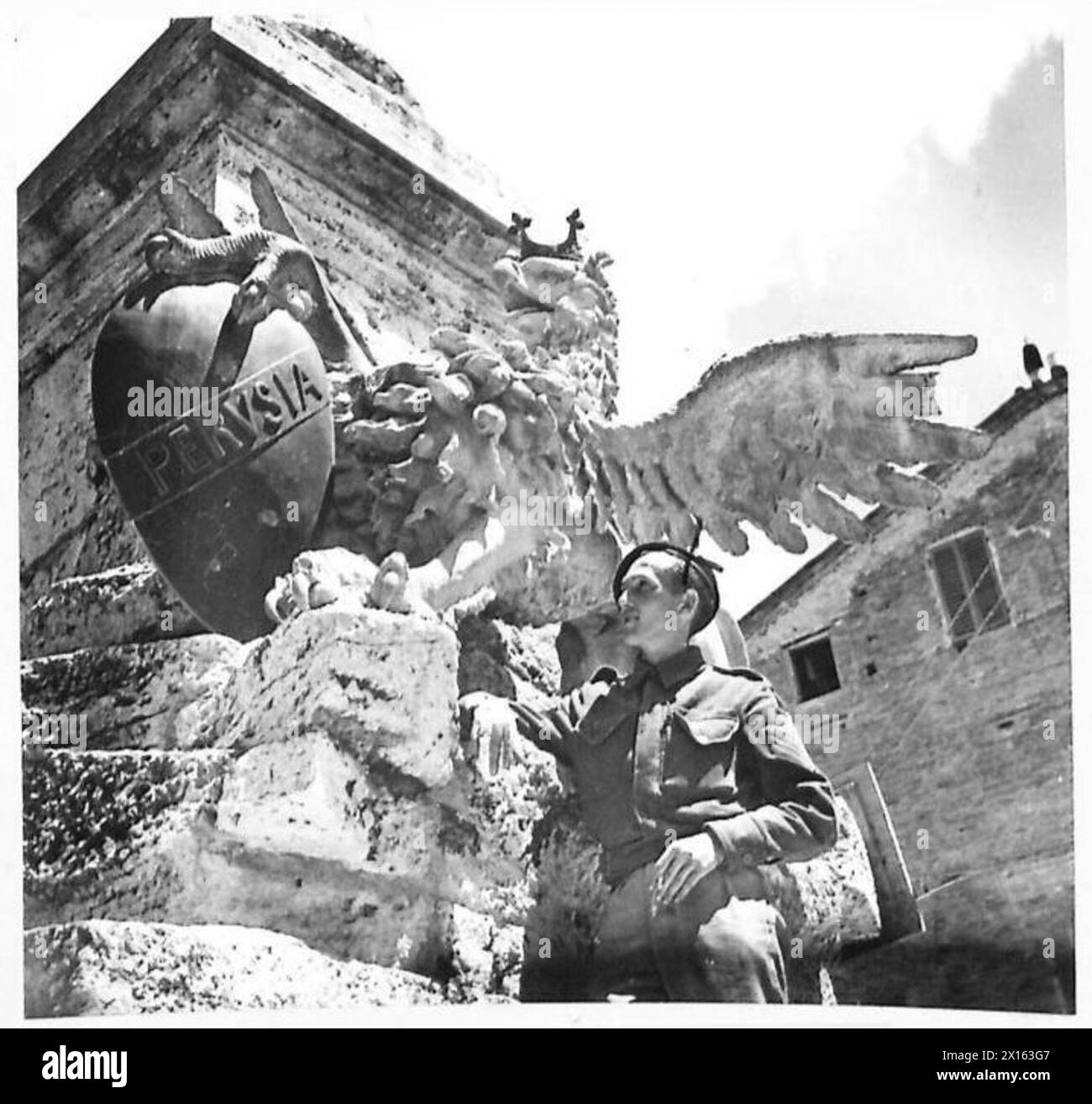 ITALIA: INGRESSO A PERUGIA - Sgt. Charles Heal dell'8 Douglas Road, Sutton Coldfield, Birmingham della 6th Armoured Division, Royal Corps of Signals, guarda il War Memorial dell'esercito britannico di Perugia Foto Stock