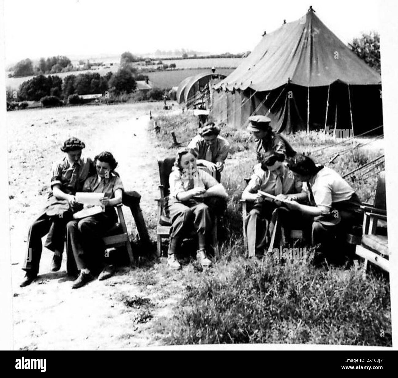 Una batteria antiaerea pesante mista funziona sotto tela con un'ampia sala di riposo del tendone, consentendo al personale A.T.S. di riposare, leggere o scrivere comodamente all'esterno. Foto Stock