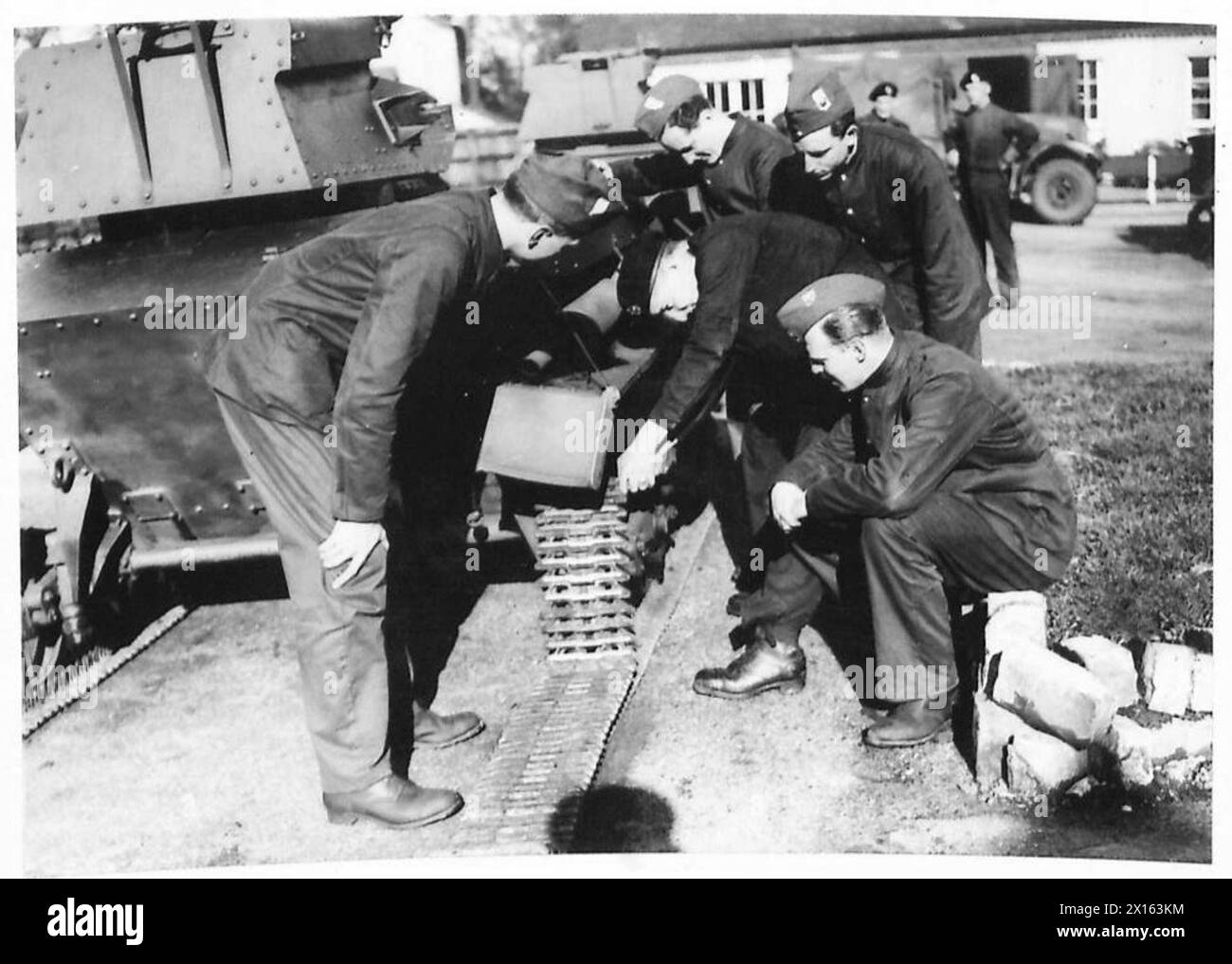 I cadetti ricevono istruzioni nella manutenzione e riparazione di carri armati leggeri come parte degli esercizi di addestramento dell'esercito britannico. Foto Stock