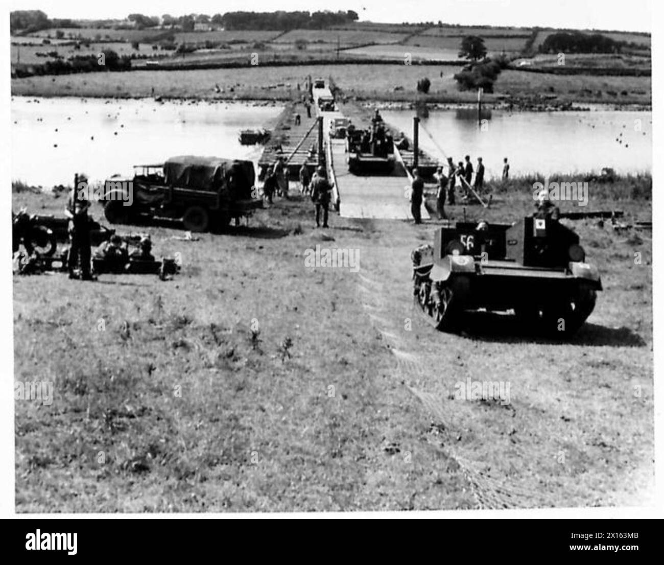 I Royal Engineers hanno costruito un grande ponte, con veicoli che lo attraversano per supportare le operazioni dell'esercito britannico. Foto Stock