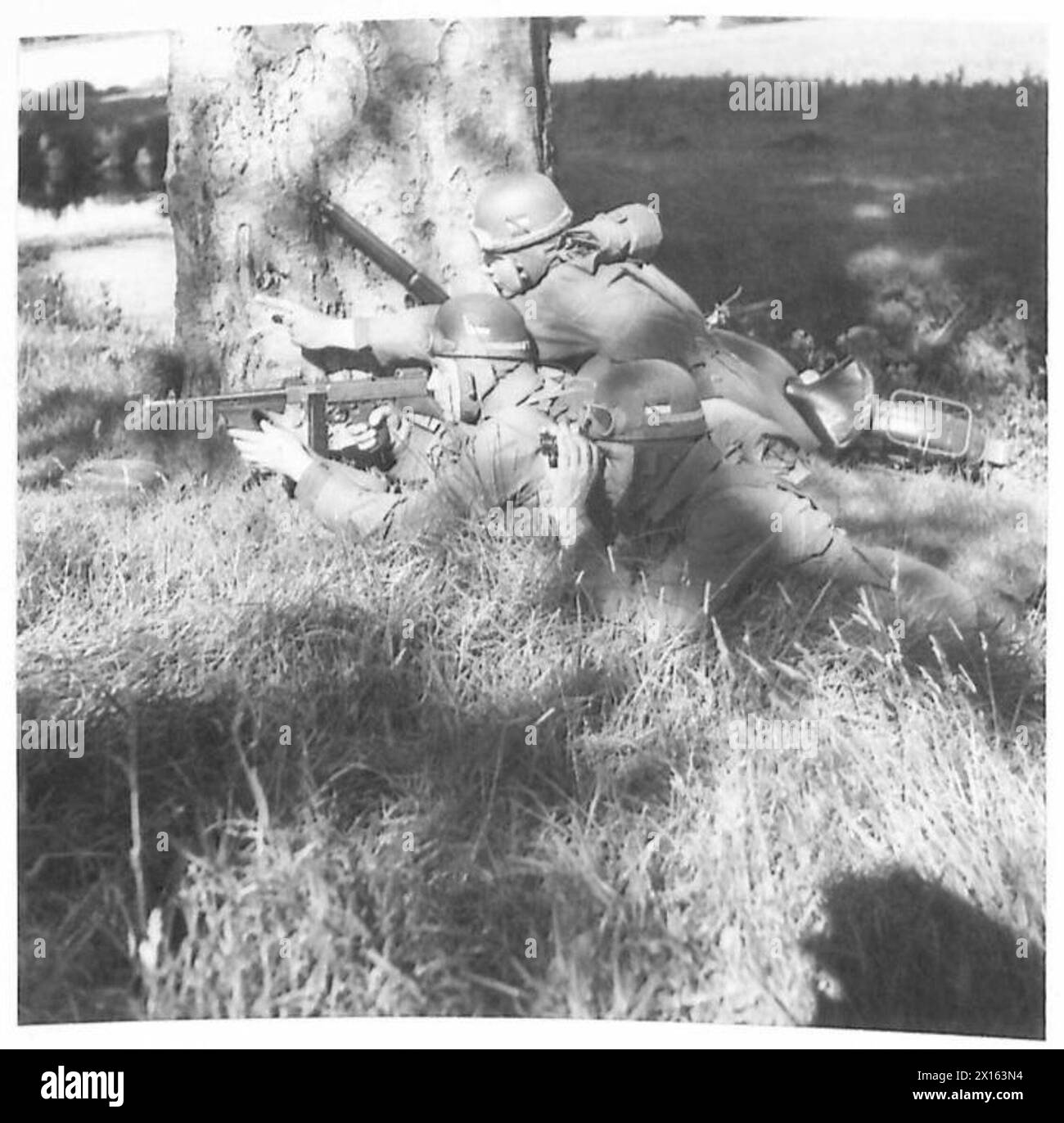 I motociclisti entrano in contatto con il nemico, dimostrando operazioni di ricognizione e avanzata durante gli esercizi di addestramento. Foto Stock