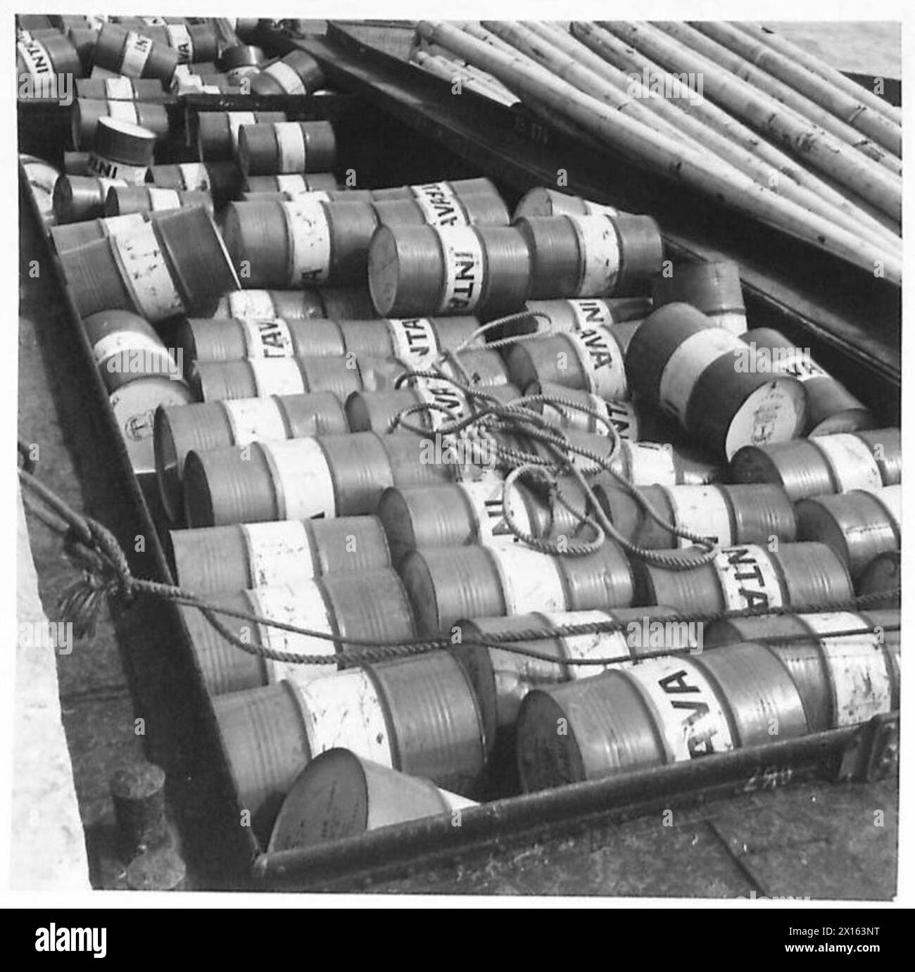 Lo spirito dell'aviazione è preparato per lo scarico da un accendino in un bacino egiziano durante le operazioni dell'esercito britannico in Nord Africa e Medio Oriente. Foto Stock