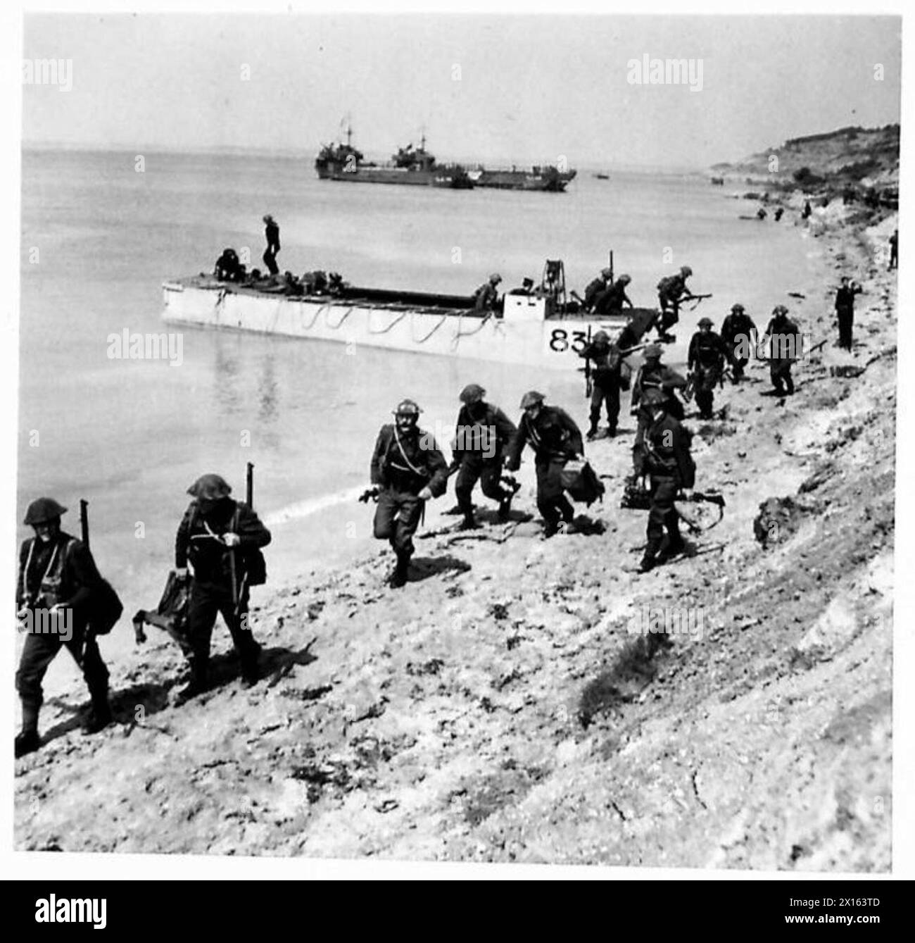 Le truppe atterrano da mezzi da sbarco d'assalto e scalano le scogliere per prendere posizione durante un'esercitazione militare Foto Stock