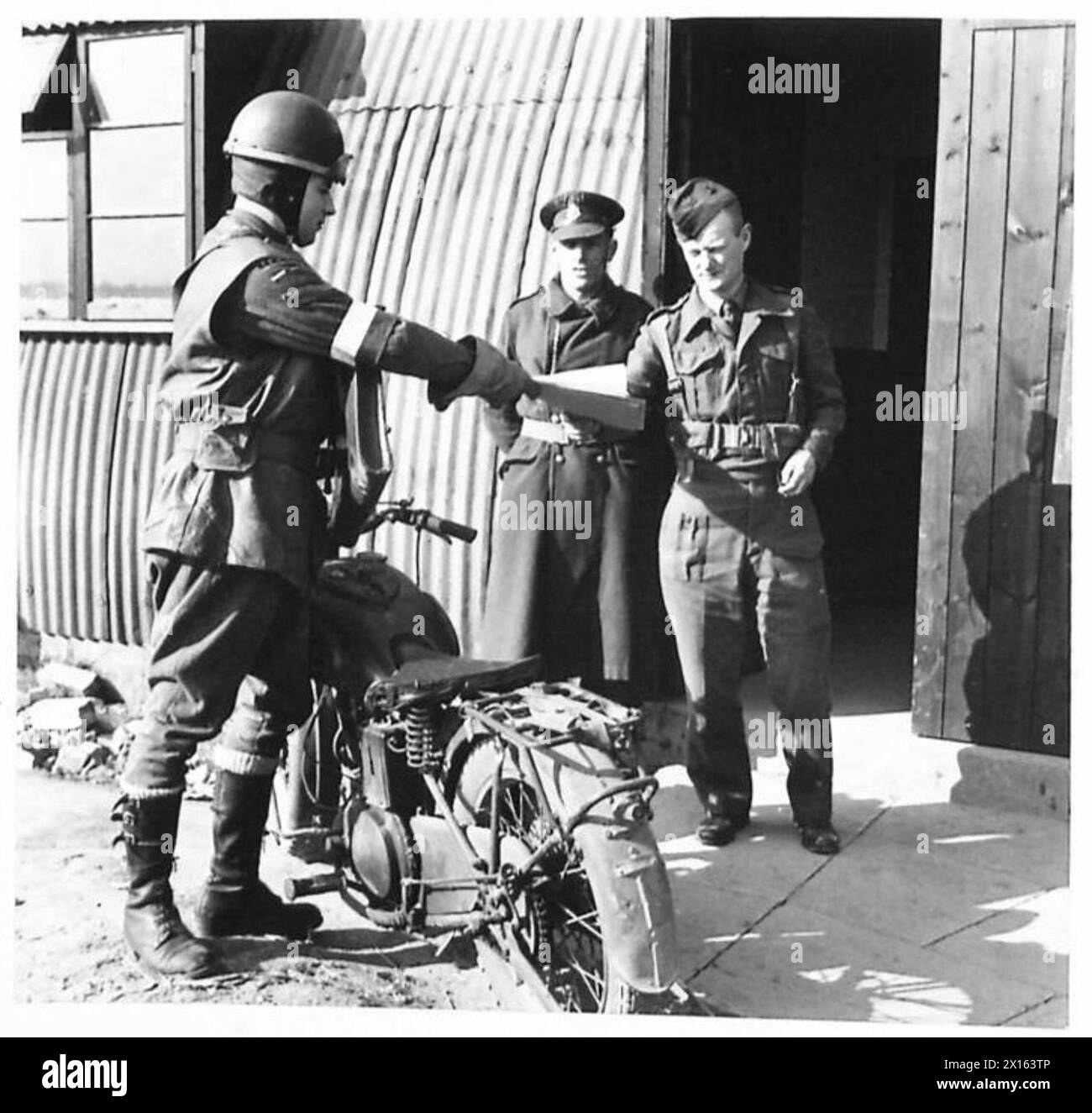 Un cavaliere invia corrispondenza in prima linea al maggiore Bruce Langley, editore di "The Bulldog Daily", durante l'esercitazione spartana sotto la supervisione dell'esercito britannico. Foto Stock Un cavaliere invia corrispondenza in prima linea al maggiore Bruce Langley, editore di "The Bulldog Daily", durante l'esercitazione spartana sotto la supervisione dell'esercito britannico. Foto Stock