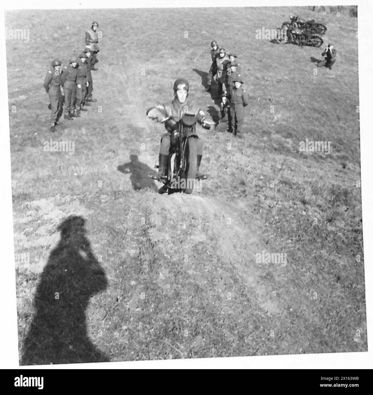 Gli istruttori della RASC Officers Training School dimostrano agli studenti la manovrabilità delle motociclette da fondo. Foto Stock