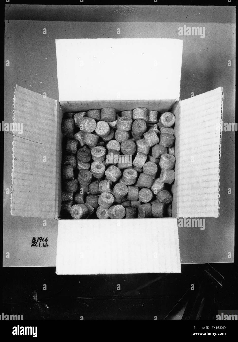 Il 22 gennaio 1944 a Porton Down, le torte di bestiame cariche di spore di antrace furono immagazzinate per le prove sull'isola di Gruinard, con cinque milioni di torte confezionate in scatole da 400, sigillate con nastro adesivo e un anello metallico per l'apertura. Foto Stock