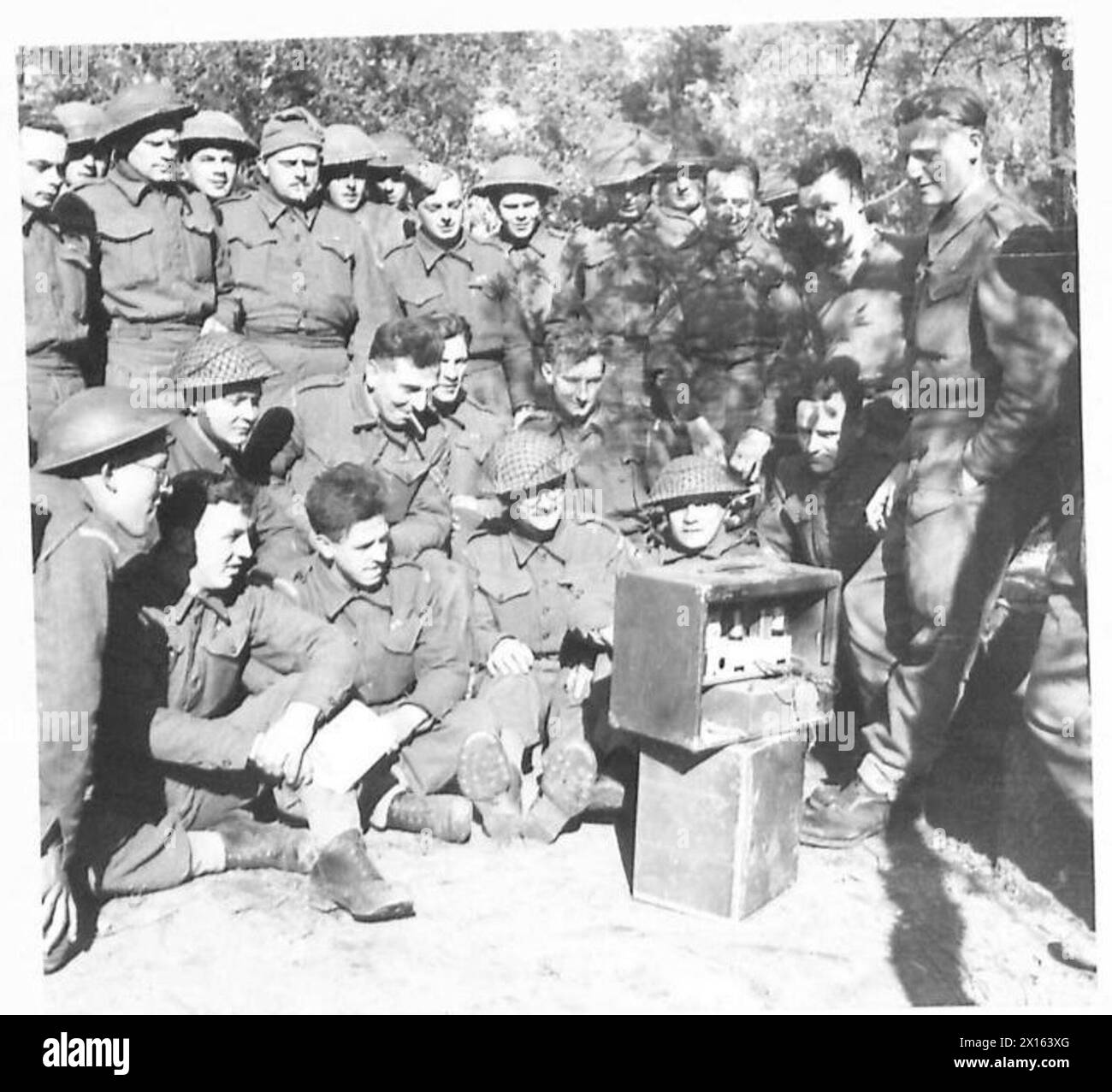 I membri del reggimento Duke of Wellington ascoltano il servizio di trasmissione dell'esercito ad Anzio nel 1944 durante la campagna italiana. Foto Stock