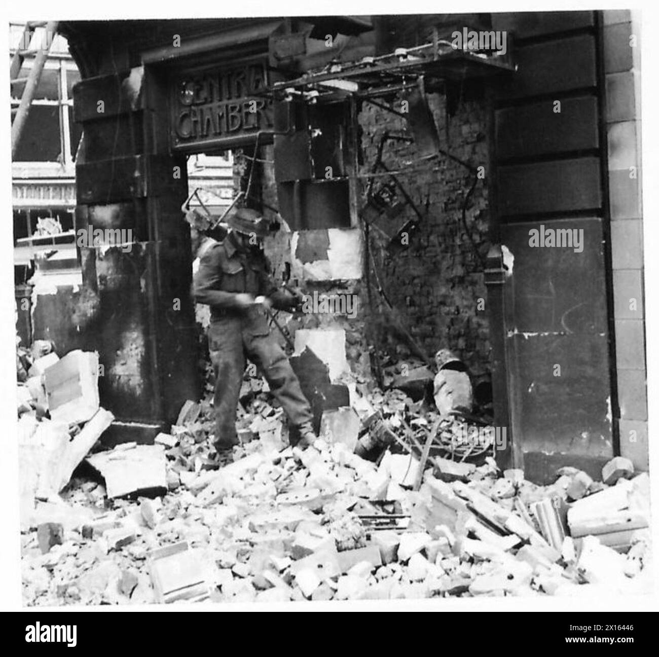 Edifici e infrastrutture mostrano danni da bombe, British Army. Foto Stock